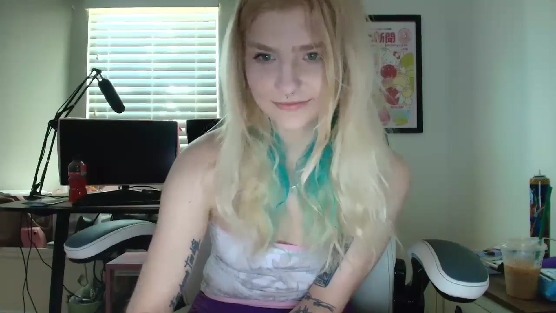 Gallery image thumbnail from DuckChan0's myfreecams stream on, 06/03/2025, 12:32 image 18 of 20