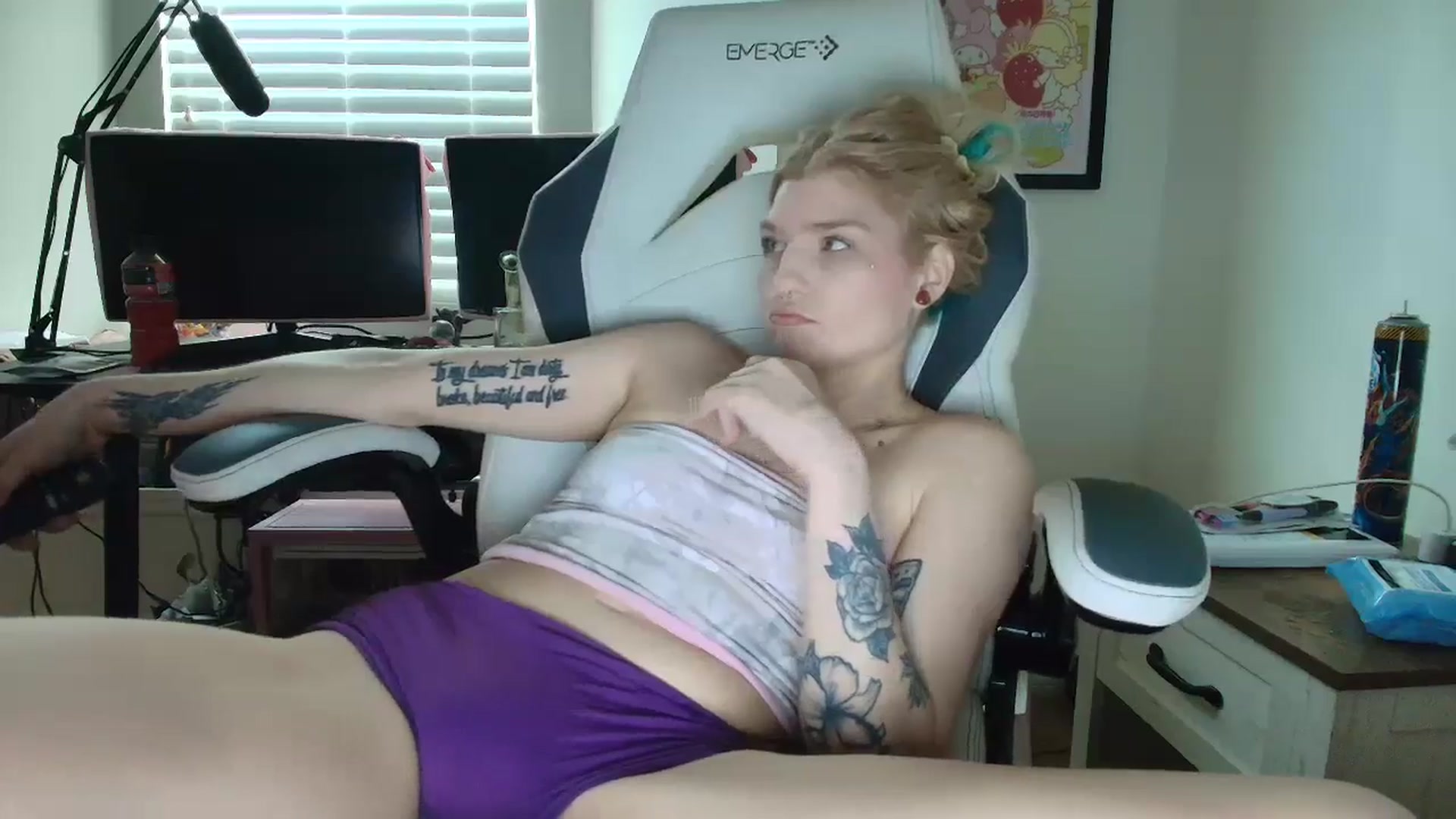 Gallery image thumbnail from DuckChan0's myfreecams stream on, 06/03/2025, 14:21 image 4 of 20