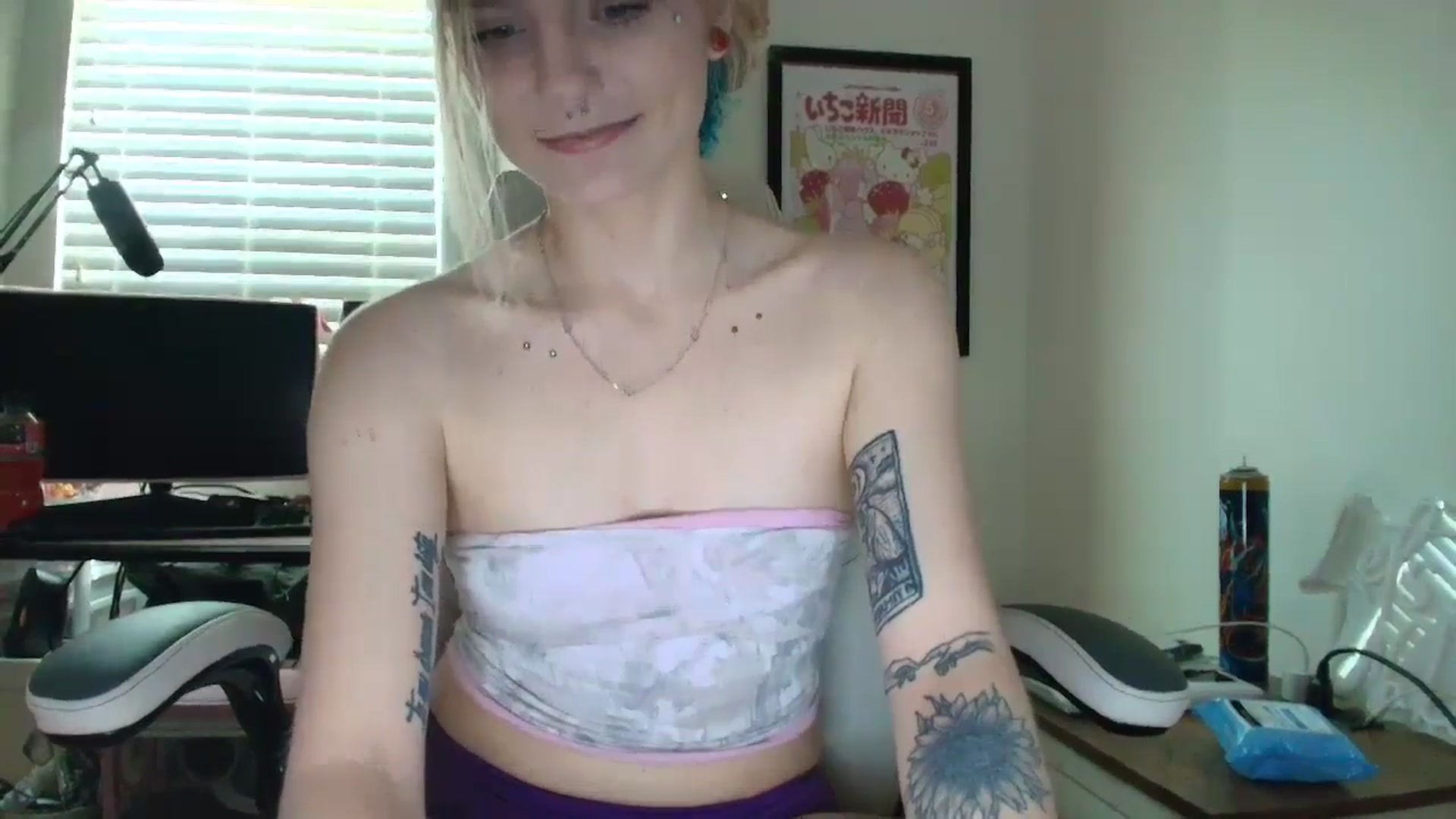 Gallery image thumbnail from DuckChan0's myfreecams stream on, 06/03/2025, 14:21 image 8 of 20