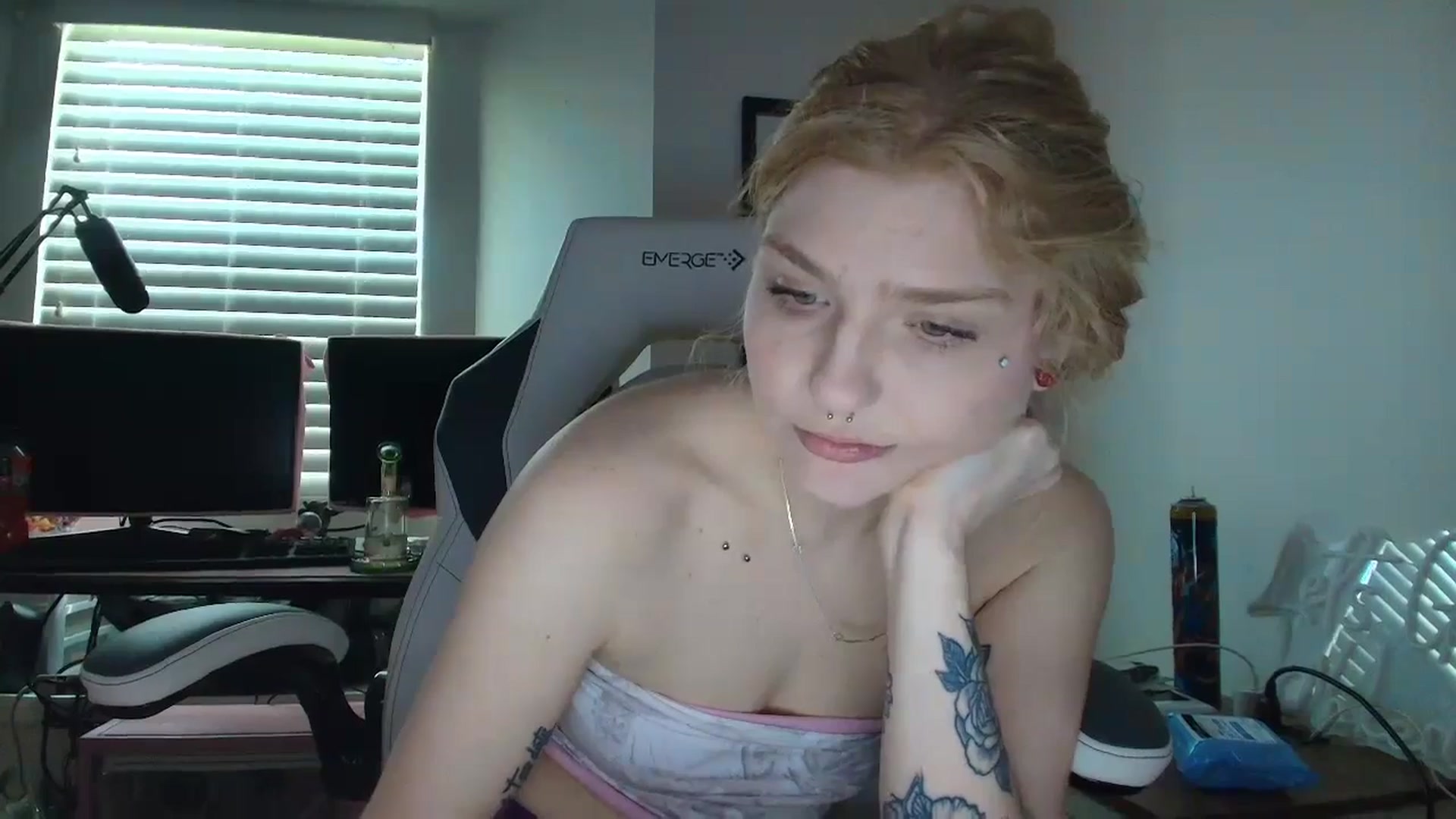 Gallery image thumbnail from DuckChan0's myfreecams stream on, 06/03/2025, 14:21 image 7 of 20