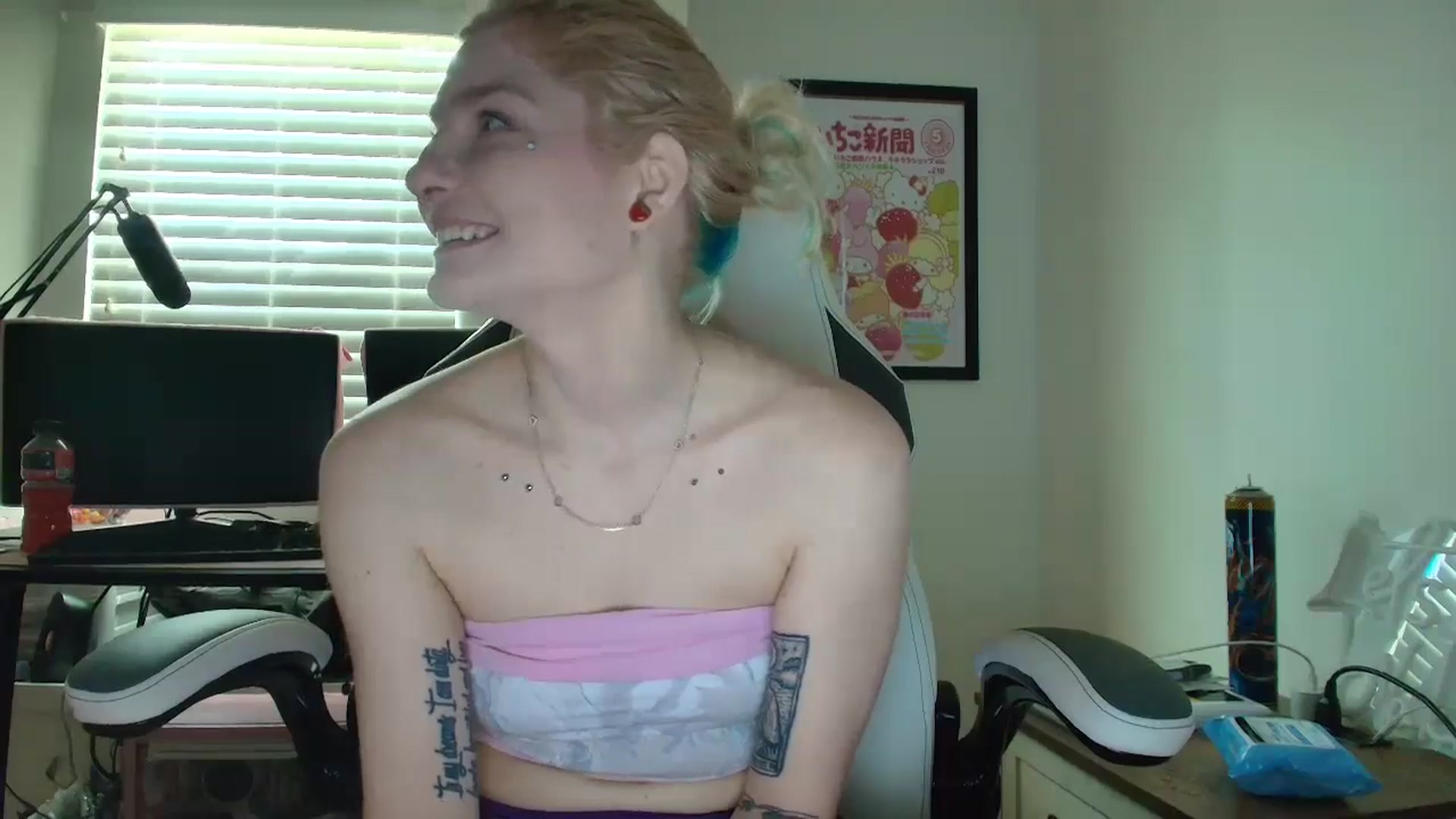 Gallery image thumbnail from DuckChan0's myfreecams stream on, 06/03/2025, 14:21 image 14 of 20