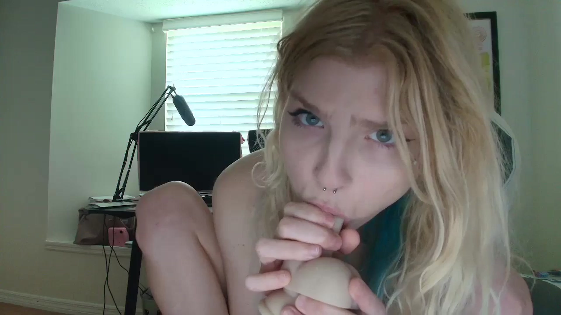 Gallery image thumbnail from DuckChan0's myfreecams stream on, 06/04/2025, 14:43 image 16 of 20