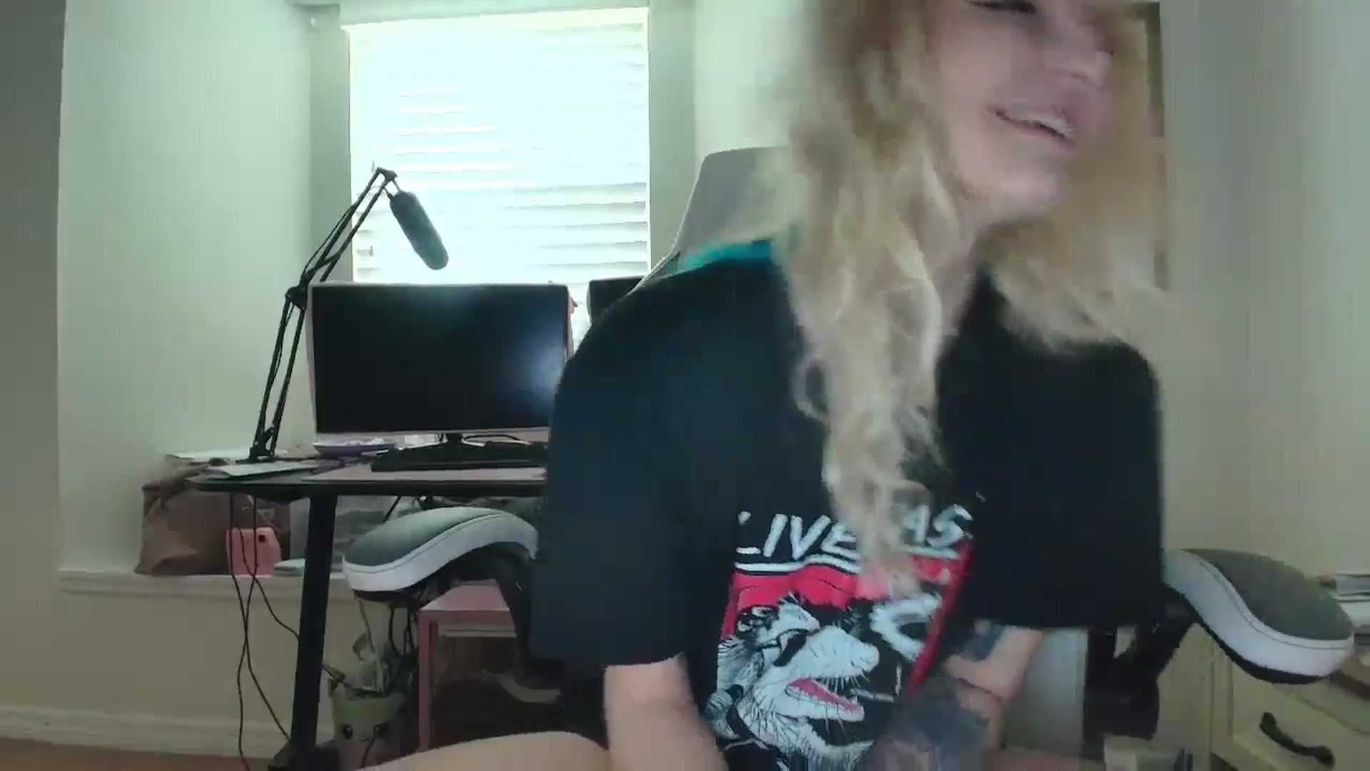 Gallery image thumbnail from DuckChan0's myfreecams stream on, 06/04/2025, 14:43 image 4 of 20