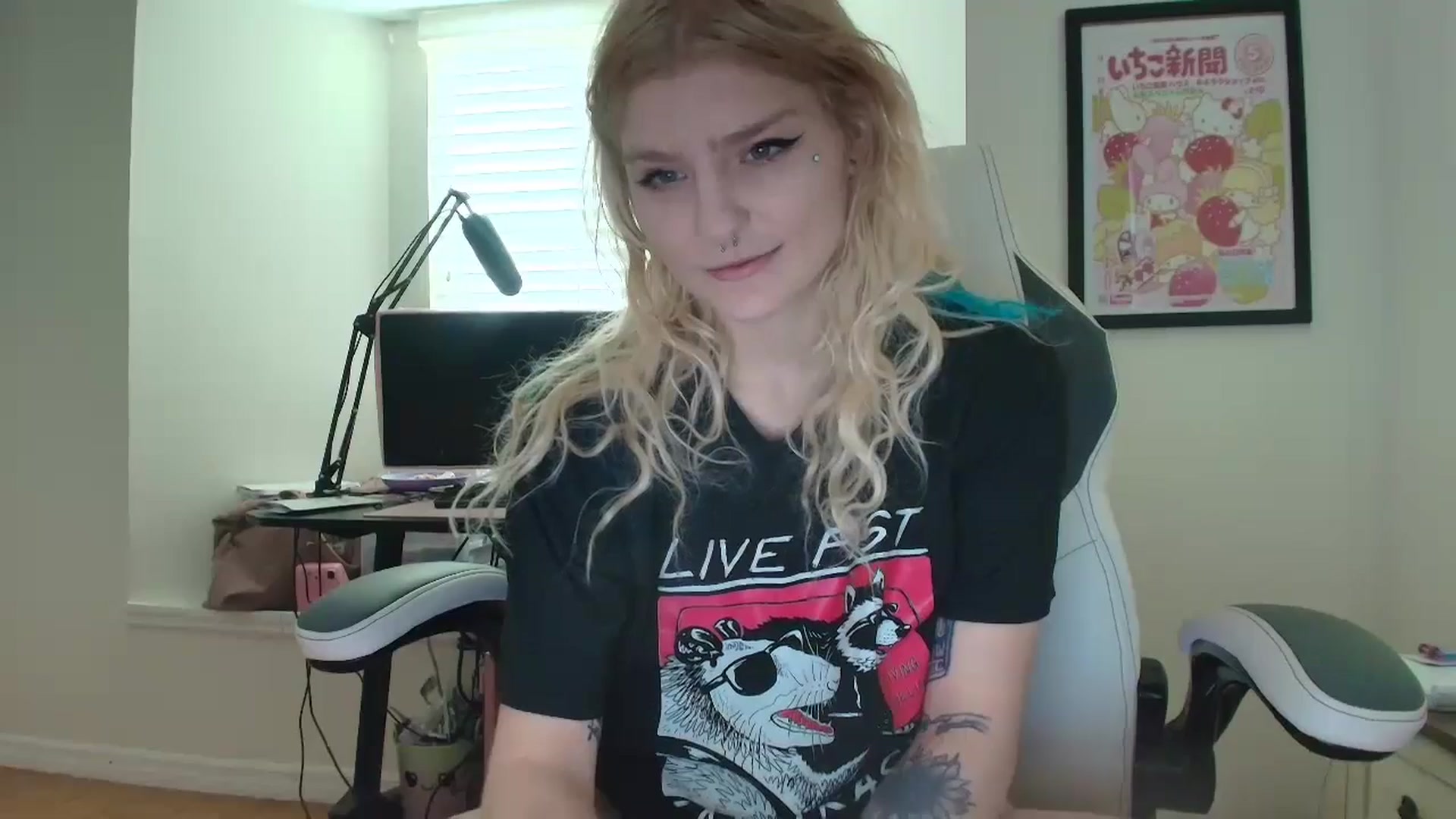 Gallery image thumbnail from DuckChan0's myfreecams stream on, 06/04/2025, 14:43 image 8 of 20