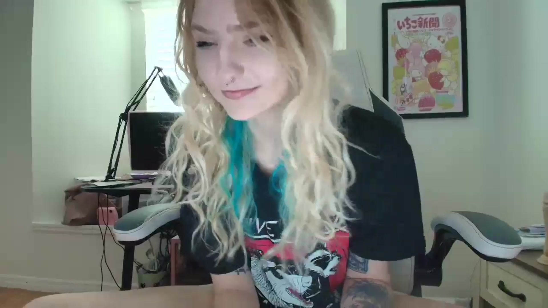 Gallery image thumbnail from DuckChan0's myfreecams stream on, 06/04/2025, 14:43 image 3 of 20