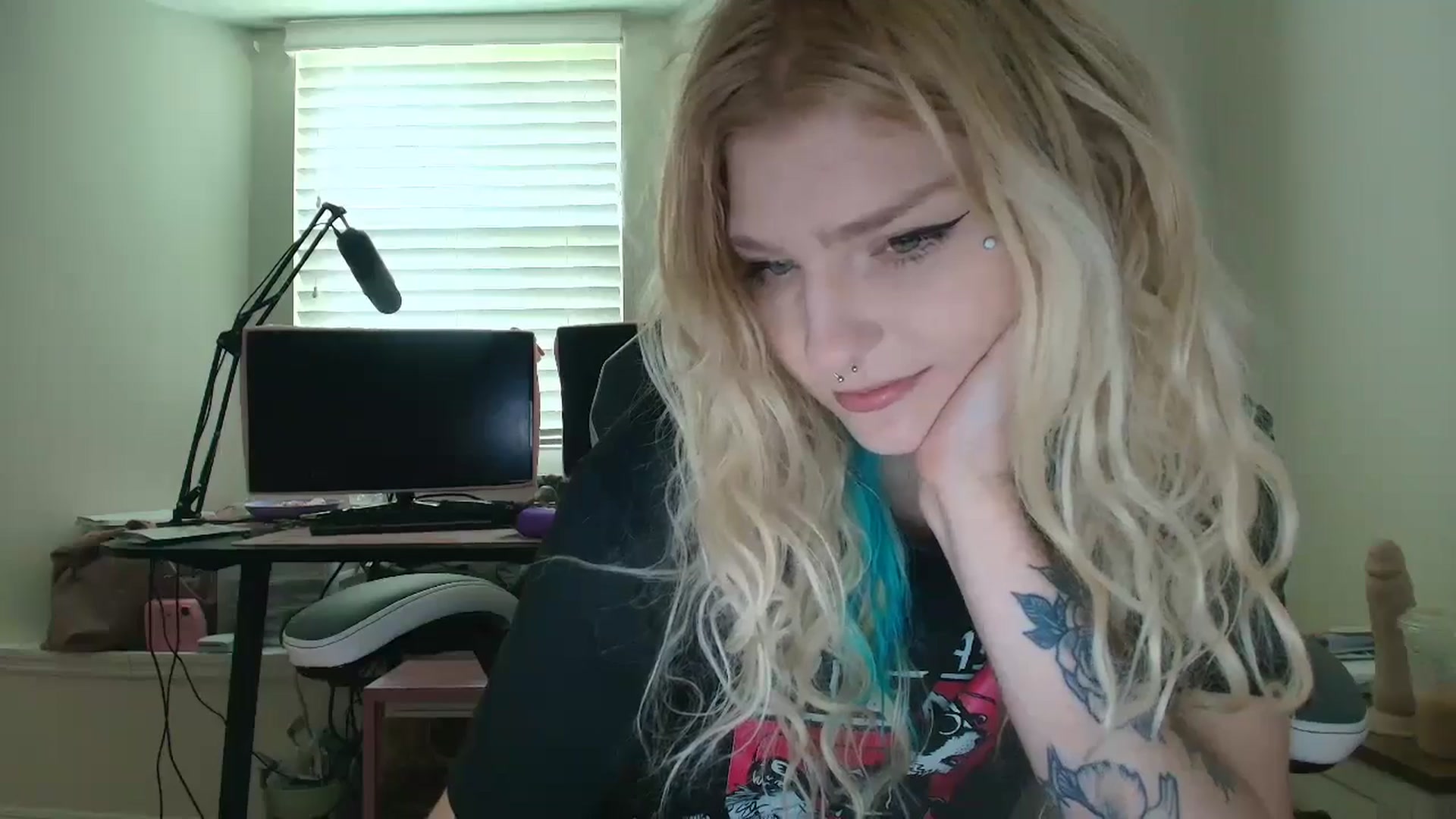 Gallery image thumbnail from DuckChan0's myfreecams stream on, 06/04/2025, 14:43 image 5 of 20