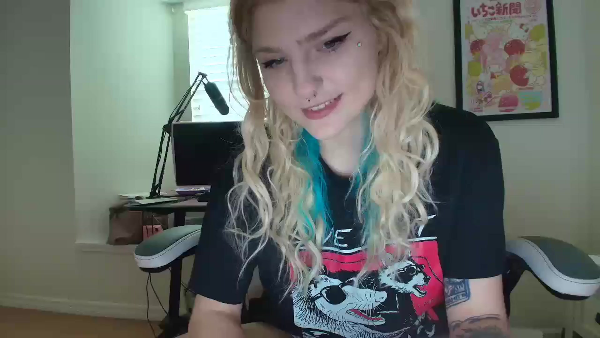 Gallery image thumbnail from DuckChan0's myfreecams stream on, 06/04/2025, 14:43 image 10 of 20