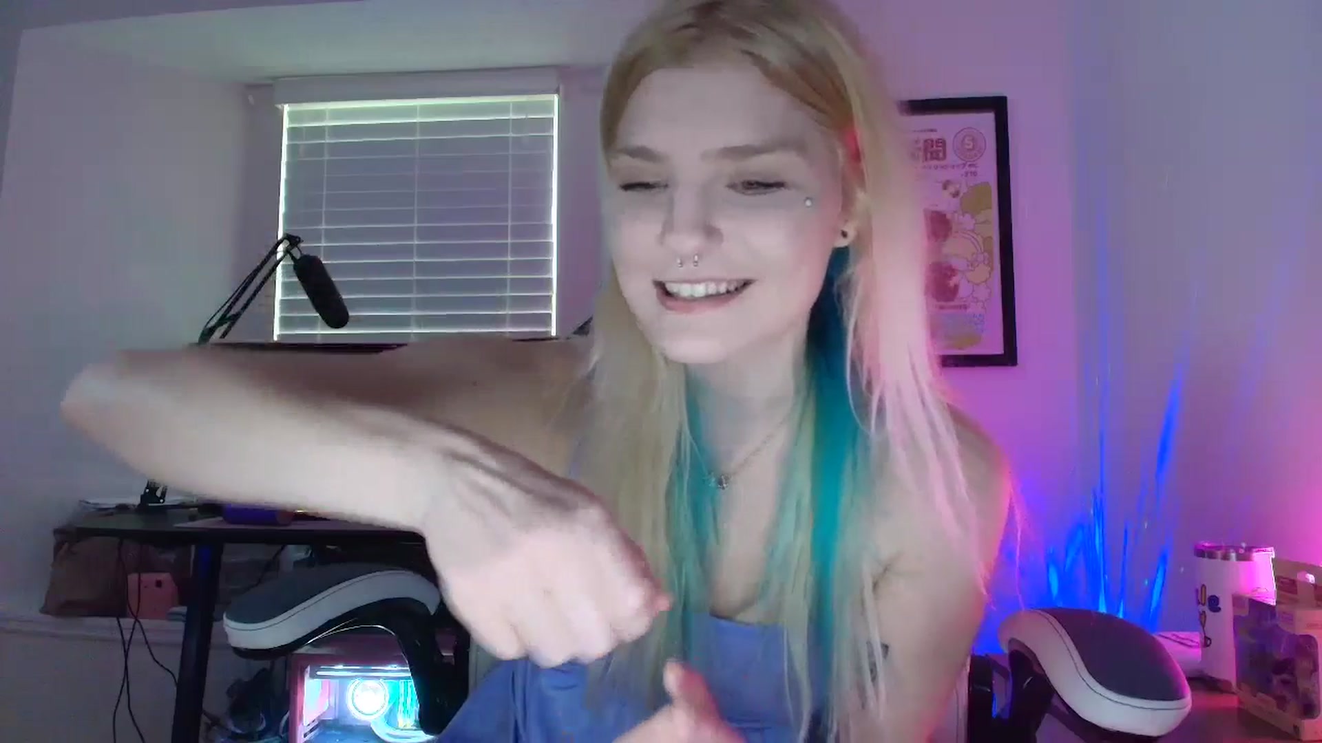 Gallery image thumbnail from DuckChan0's myfreecams stream on, 06/04/2025, 23:09 image 3 of 20