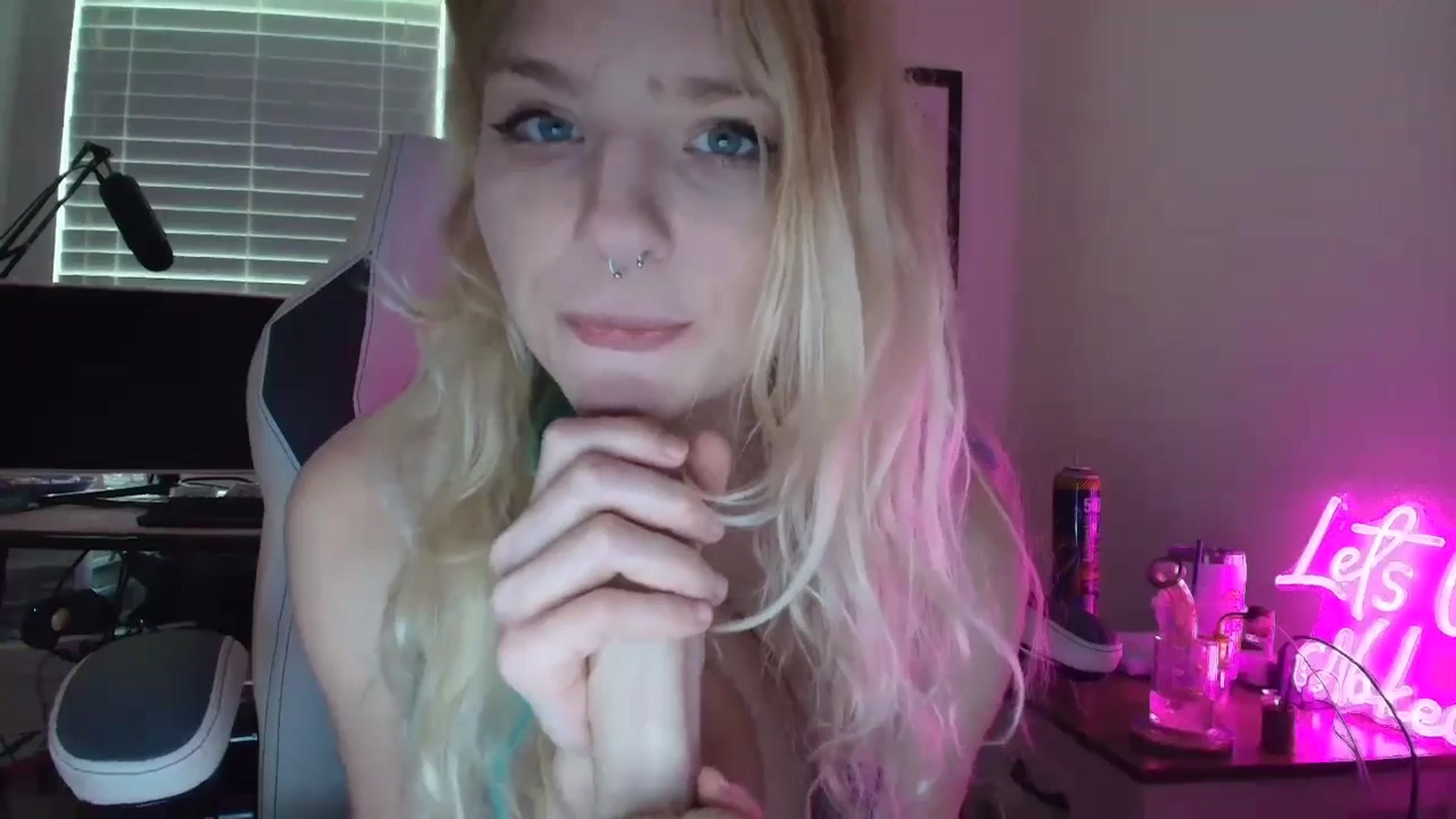 Gallery image thumbnail from DuckChan0's myfreecams stream on, 06/05/2025, 15:25 image 14 of 20
