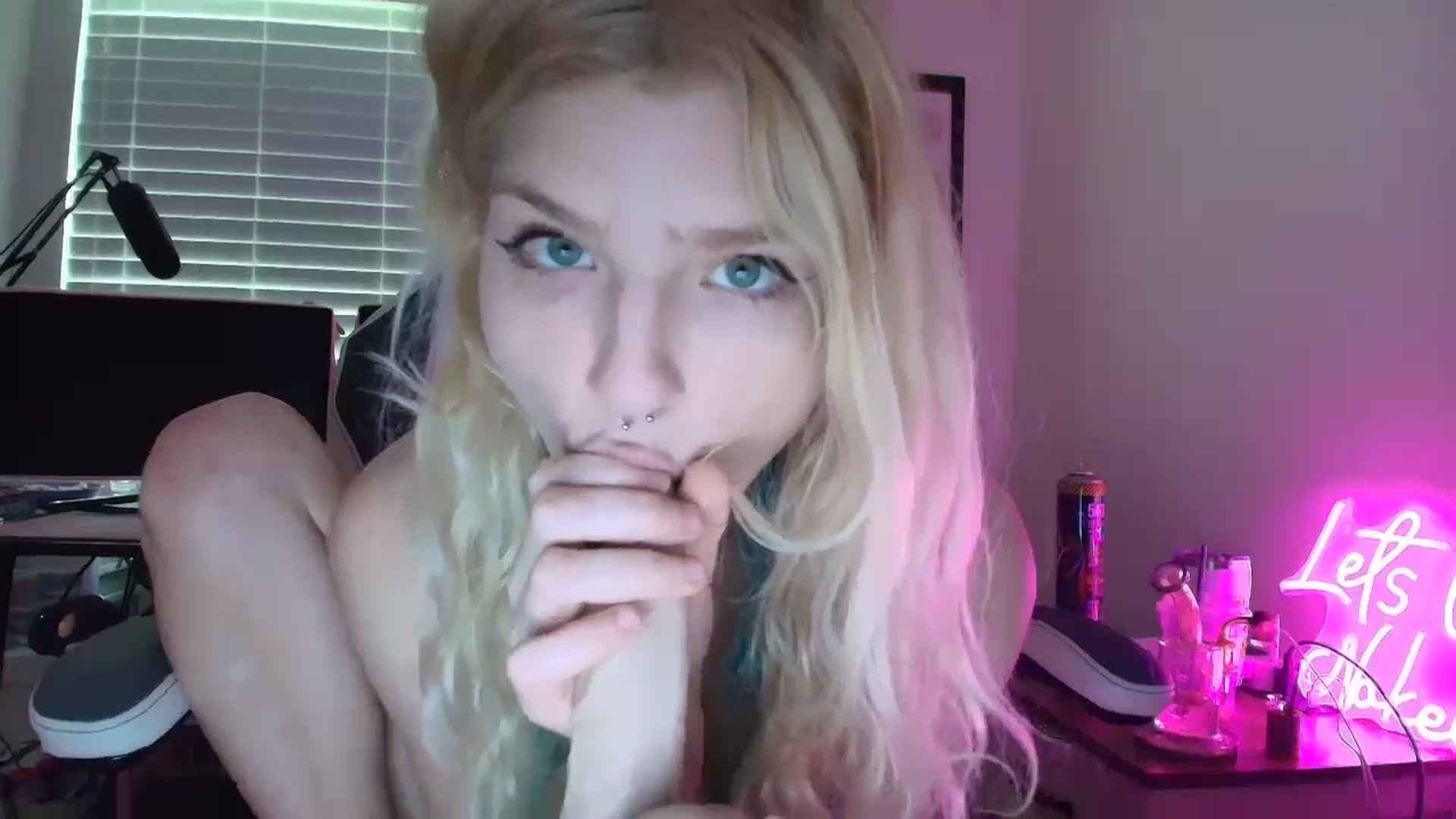 Gallery image thumbnail from DuckChan0's myfreecams stream on, 06/05/2025, 15:25 image 15 of 20