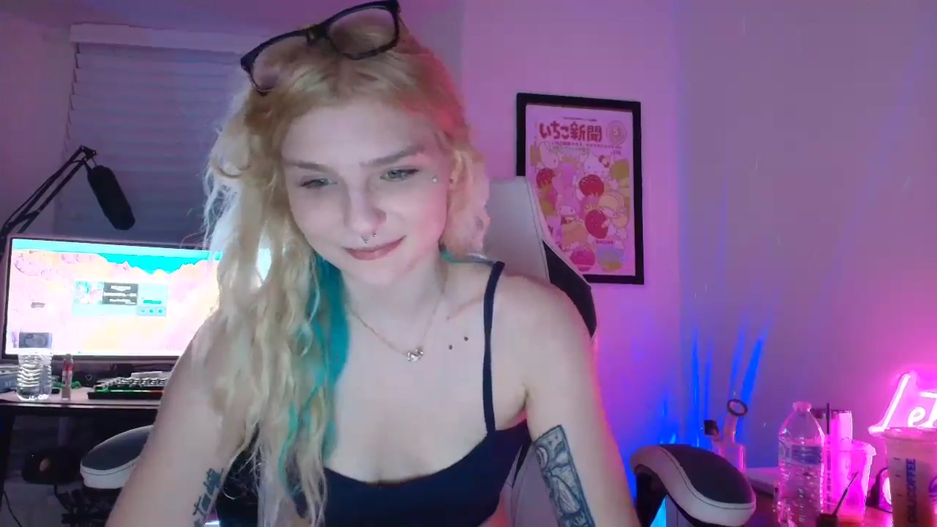 Gallery image thumbnail from DuckChan0's myfreecams stream on, 06/06/2025, 24:47 image 12 of 20