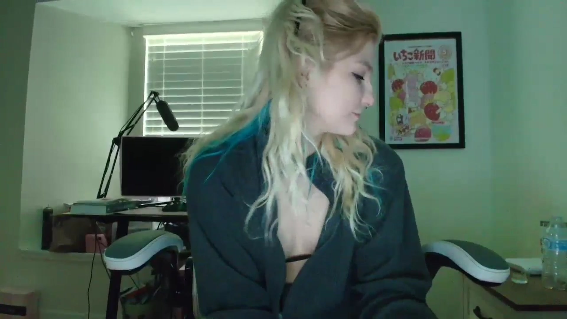 Gallery image thumbnail from DuckChan0's myfreecams stream on, 06/06/2025, 15:53 image 12 of 20