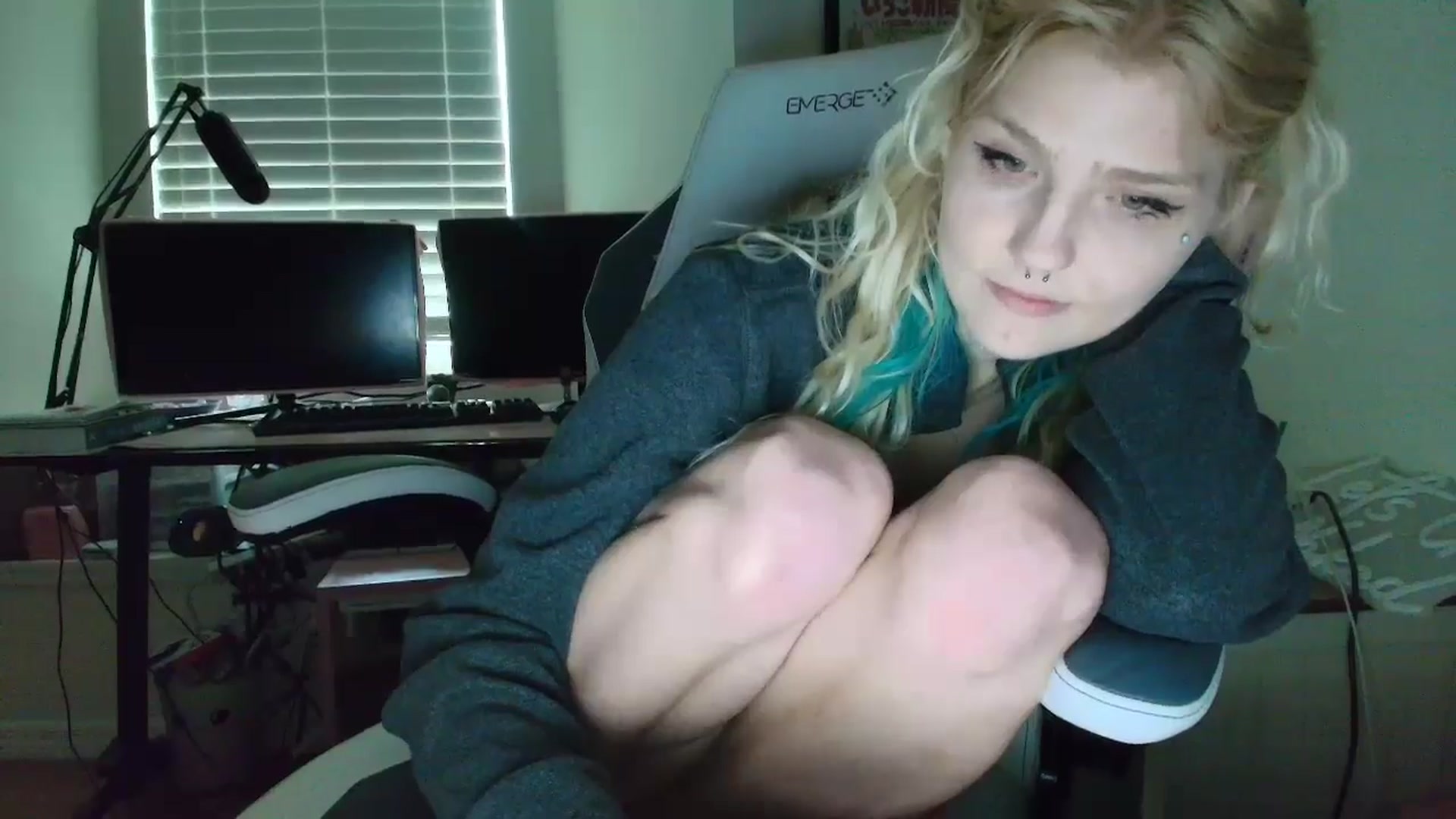 Gallery image thumbnail from DuckChan0's myfreecams stream on, 06/06/2025, 15:53 image 17 of 20