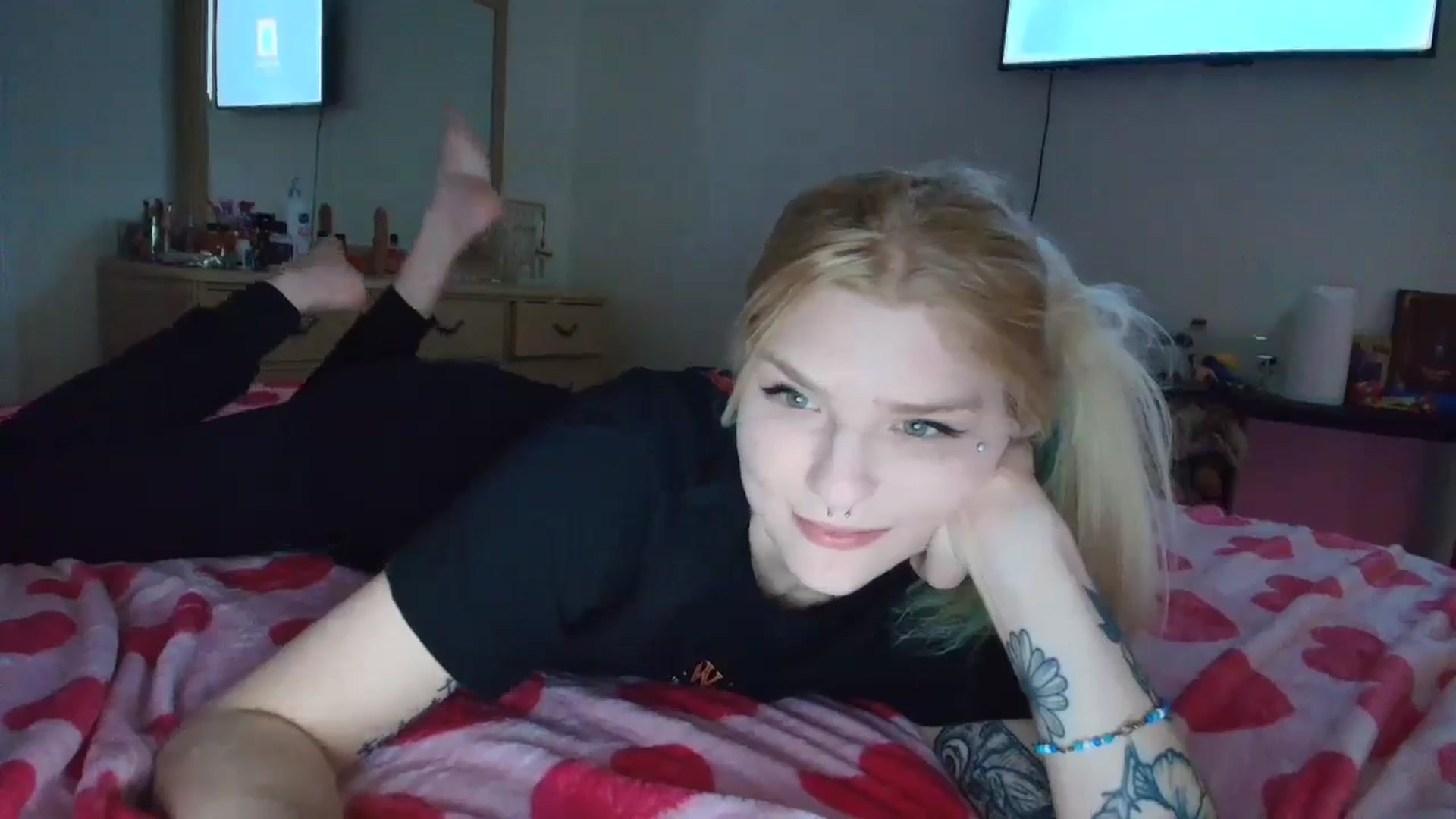Gallery image thumbnail from DuckChan0's myfreecams stream on, 06/07/2025, 23:05 image 5 of 20