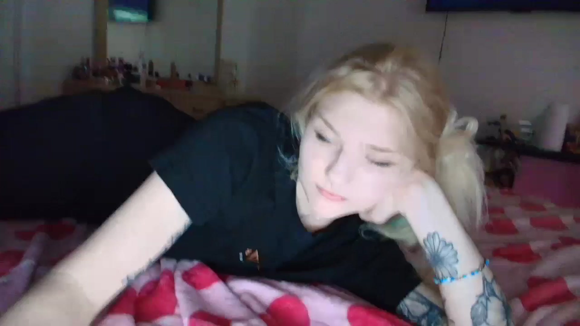 Gallery image thumbnail from DuckChan0's myfreecams stream on, 06/07/2025, 23:05 image 9 of 20