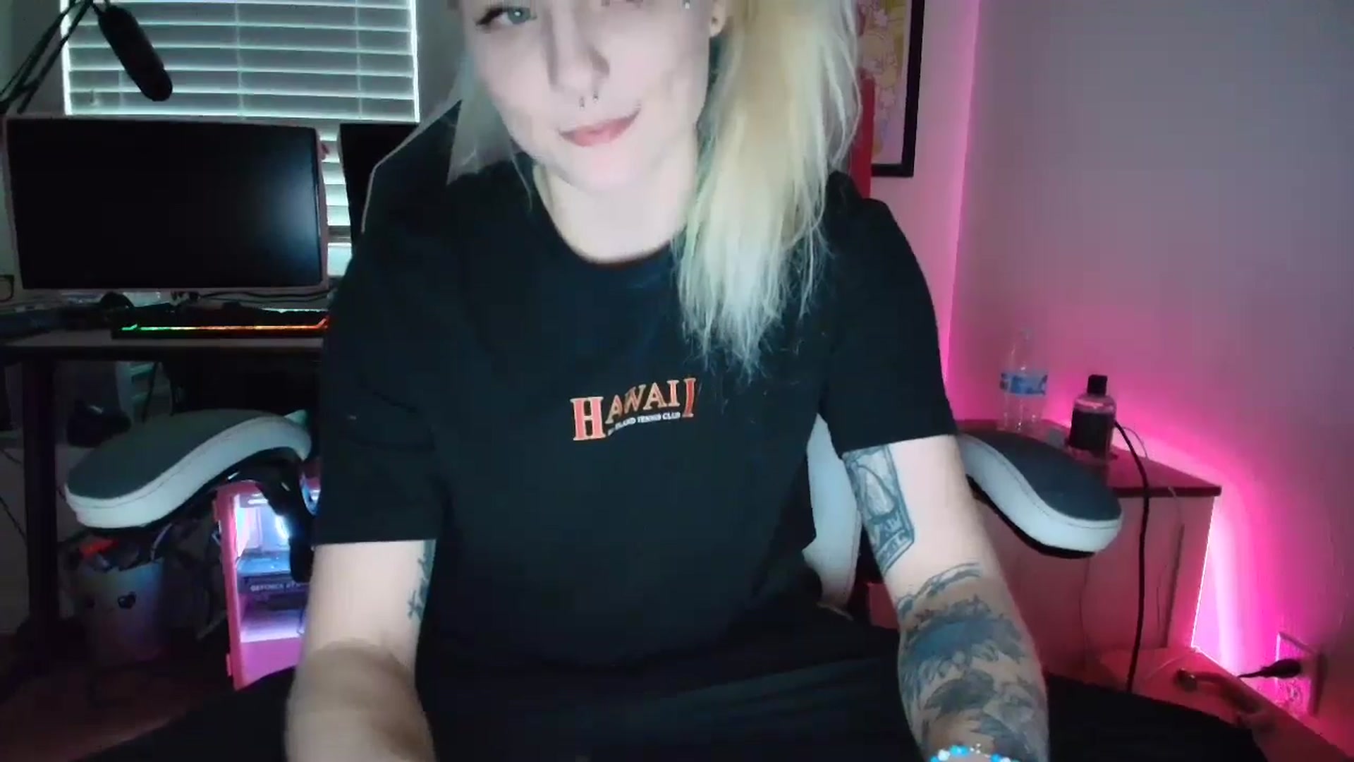 Gallery image thumbnail from DuckChan0's myfreecams stream on, 06/07/2025, 23:05 image 18 of 20