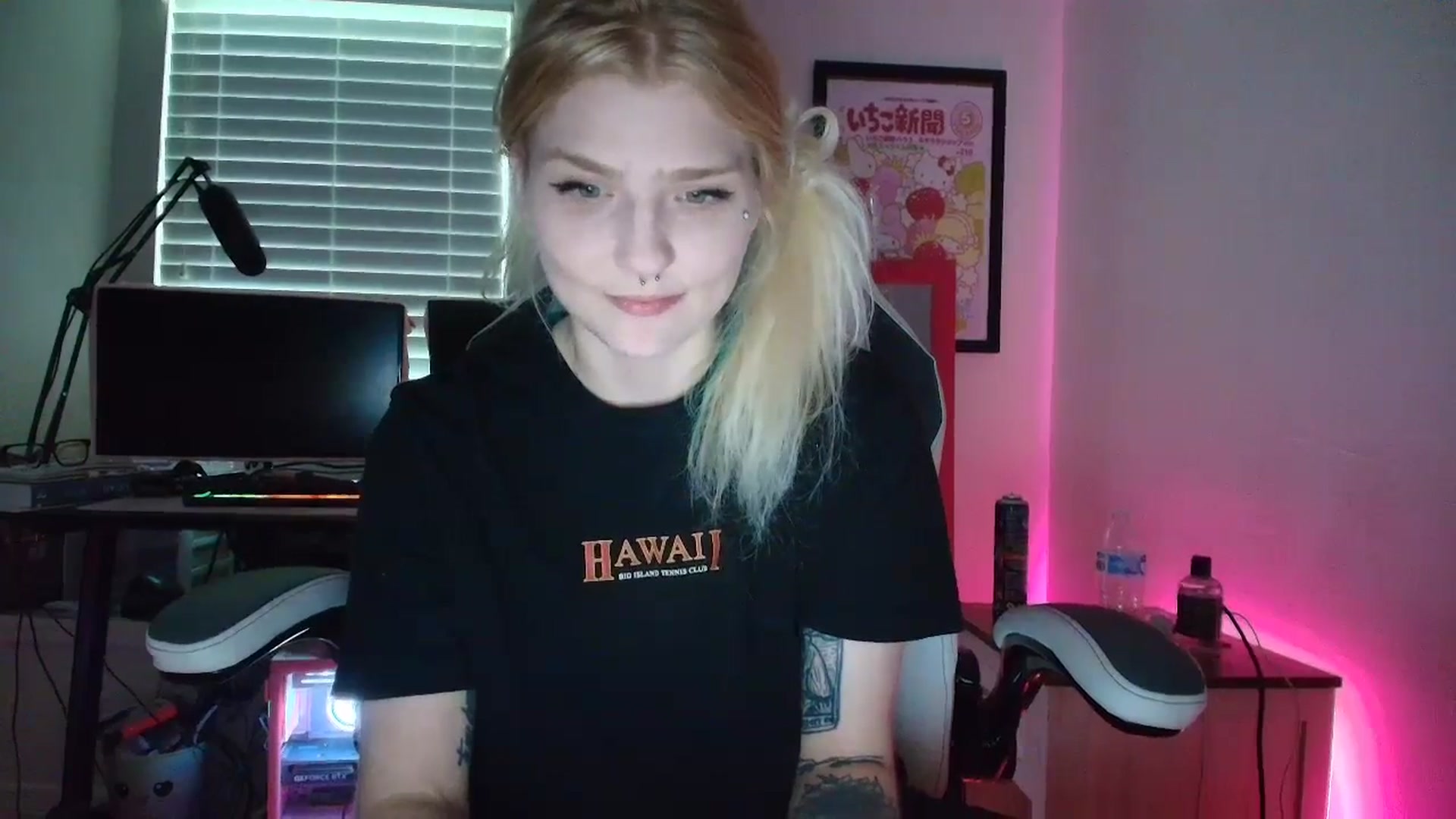 Gallery image thumbnail from DuckChan0's myfreecams stream on, 06/07/2025, 23:05 image 17 of 20
