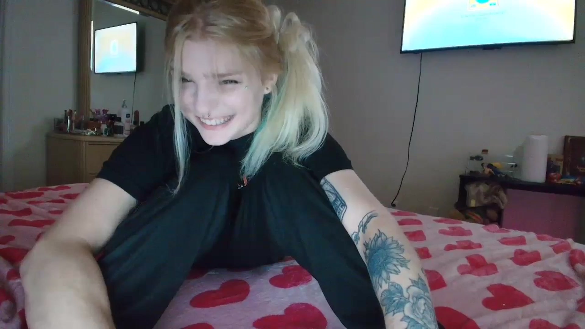 Gallery image thumbnail from DuckChan0's myfreecams stream on, 06/07/2025, 23:05 image 4 of 20
