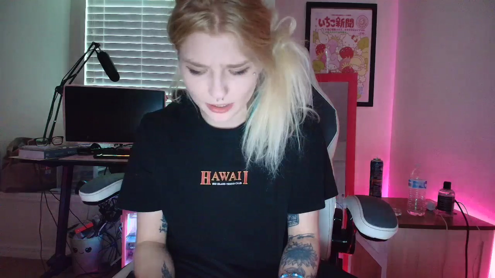 Gallery image thumbnail from DuckChan0's myfreecams stream on, 06/07/2025, 23:05 image 13 of 20