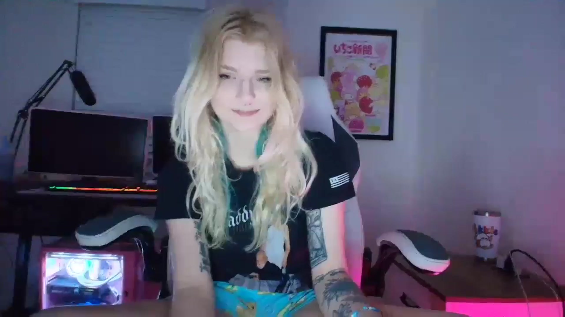 Gallery image thumbnail from DuckChan0's myfreecams stream on, 06/09/2025, 02:25 image 16 of 20
