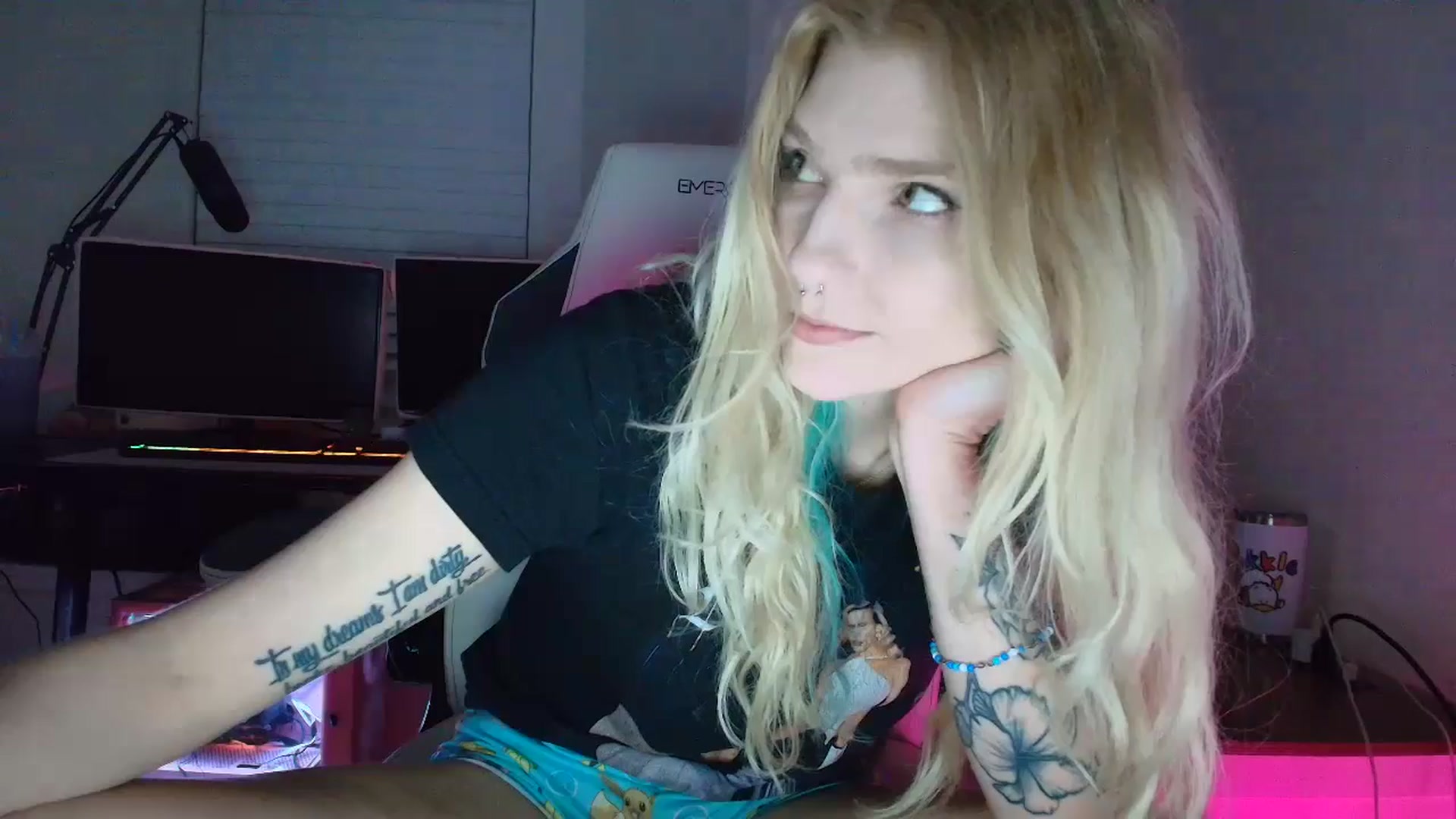 Gallery image thumbnail from DuckChan0's myfreecams stream on, 06/09/2025, 02:25 image 10 of 20
