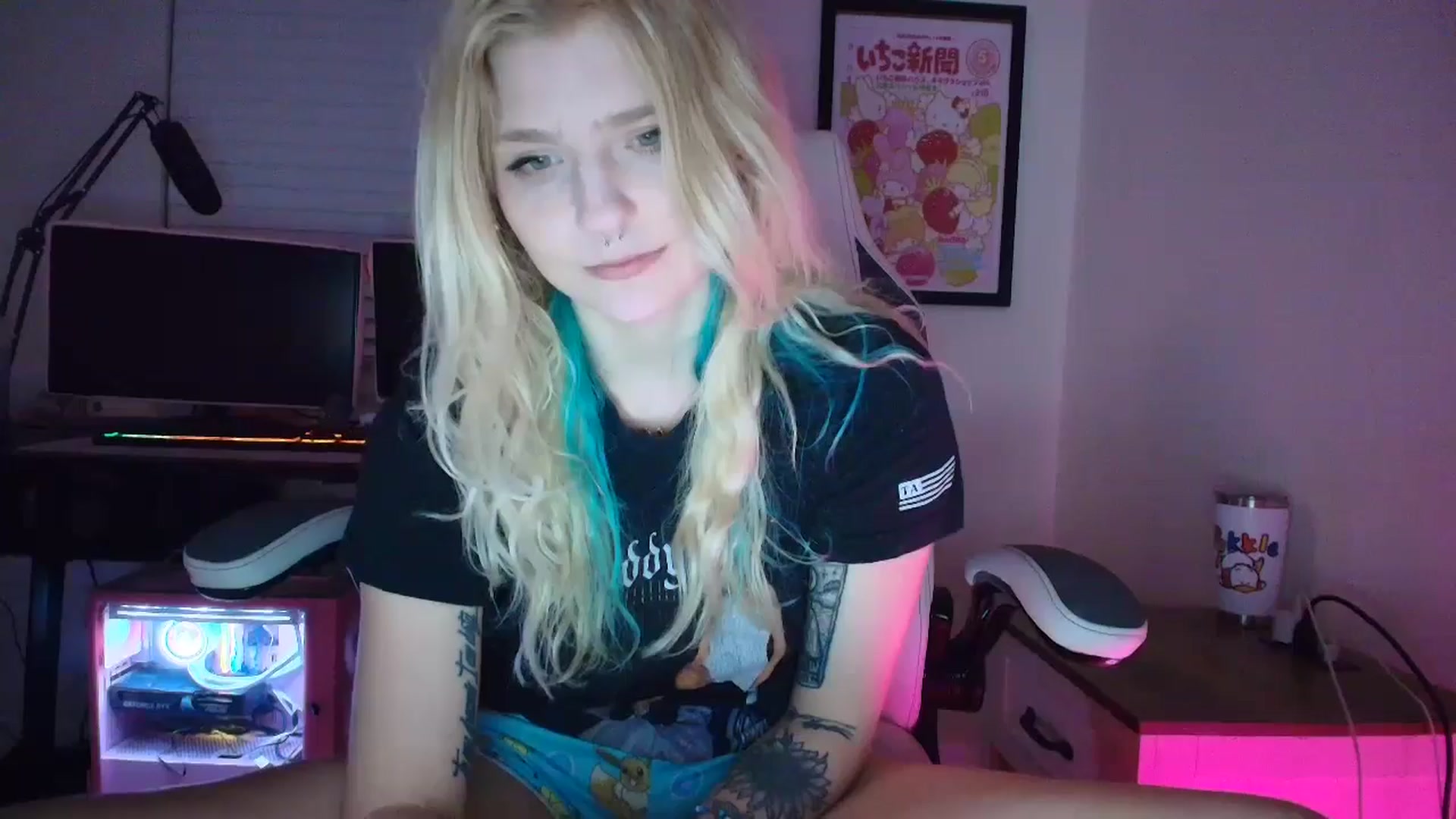 Gallery image thumbnail from DuckChan0's myfreecams stream on, 06/09/2025, 02:25 image 13 of 20