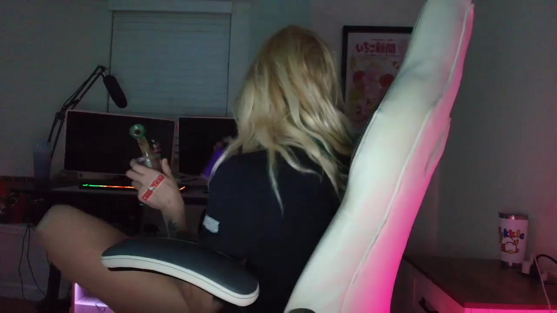 Gallery image thumbnail from DuckChan0's myfreecams stream on, 06/09/2025, 02:25 image 1 of 20
