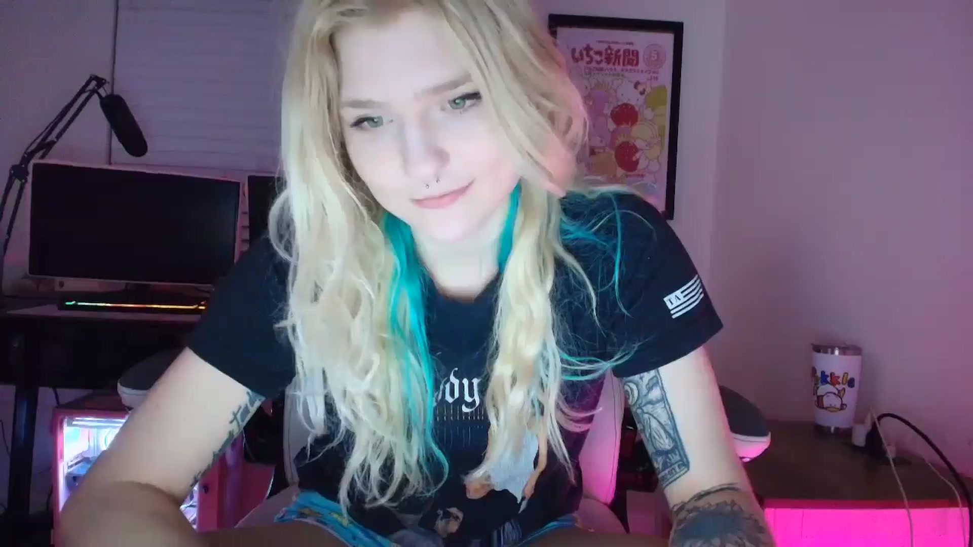 Gallery image thumbnail from DuckChan0's myfreecams stream on, 06/09/2025, 02:25 image 12 of 20
