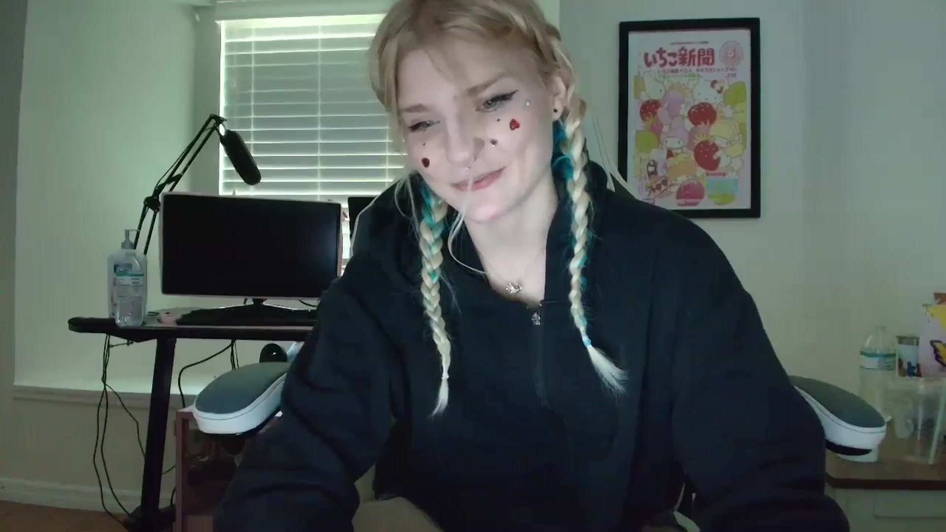 Gallery image thumbnail from DuckChan0's myfreecams stream on, 06/10/2025, 15:12 image 12 of 20