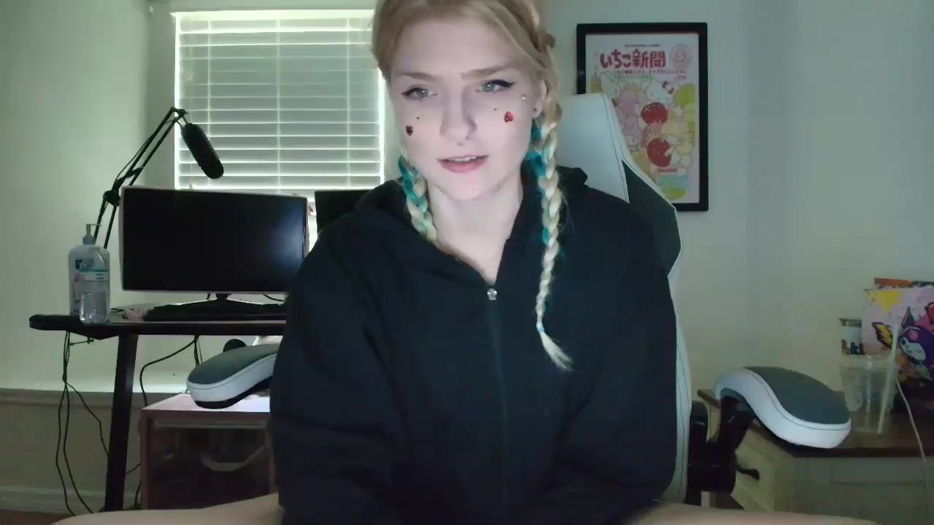 Gallery image thumbnail from DuckChan0's myfreecams stream on, 06/10/2025, 16:23 image 1 of 20