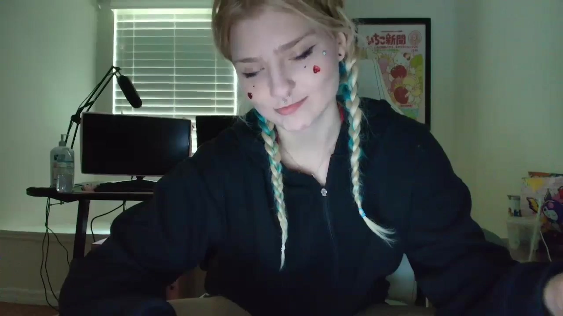 Gallery image thumbnail from DuckChan0's myfreecams stream on, 06/10/2025, 16:23 image 4 of 20