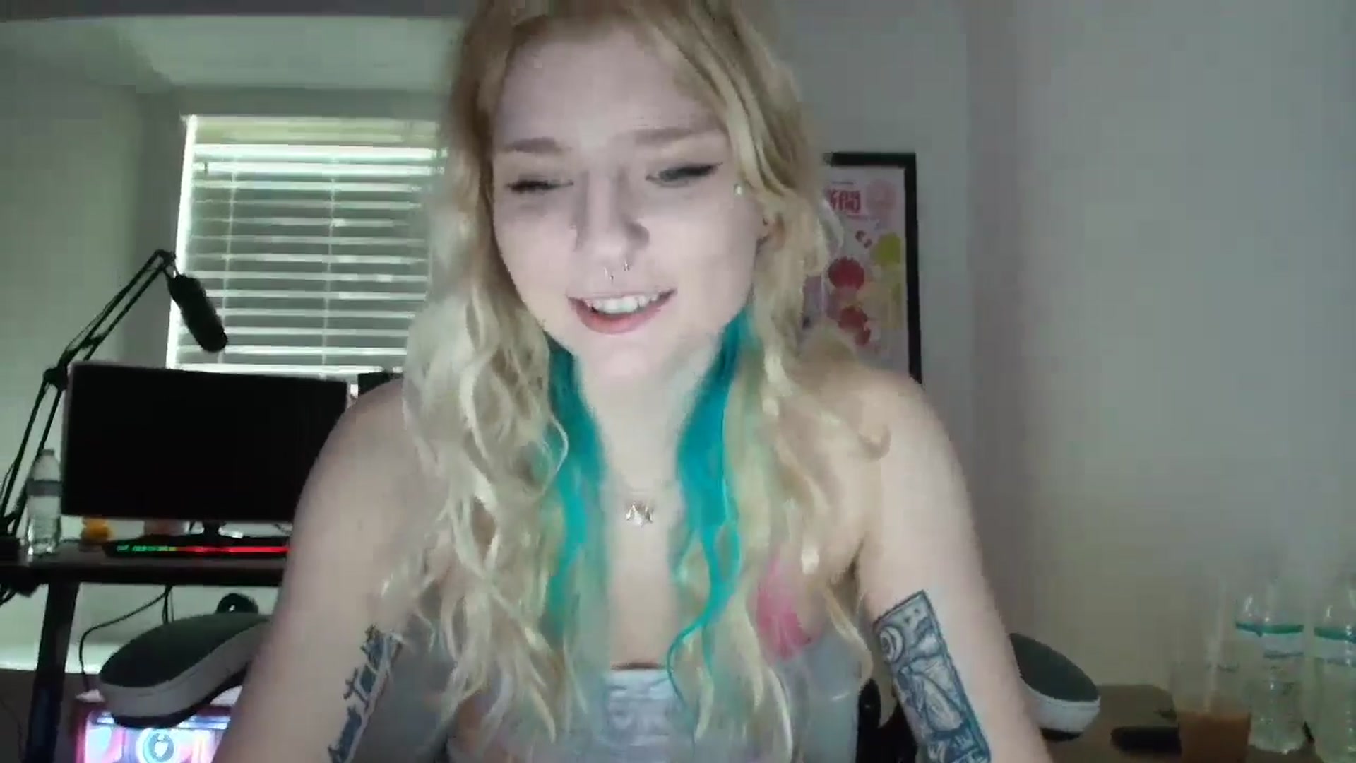 Gallery image thumbnail from DuckChan0's myfreecams stream on, 06/11/2025, 13:54 image 15 of 20