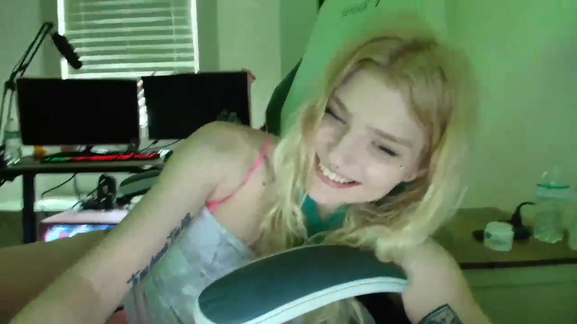 Gallery image thumbnail from DuckChan0's myfreecams stream on, 06/11/2025, 15:50 image 8 of 20