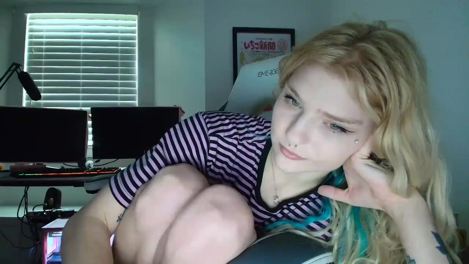 Gallery image thumbnail from DuckChan0's myfreecams stream on, 06/12/2025, 14:14 image 8 of 20