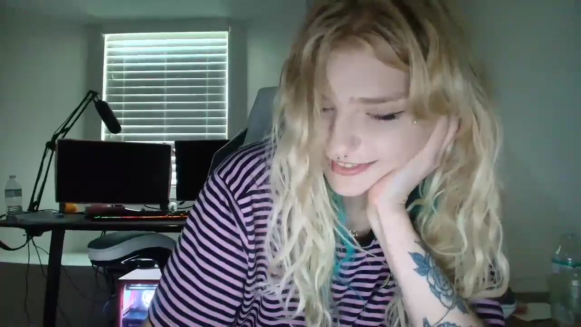 Gallery image thumbnail from DuckChan0's myfreecams stream on, 06/12/2025, 14:14 image 7 of 20