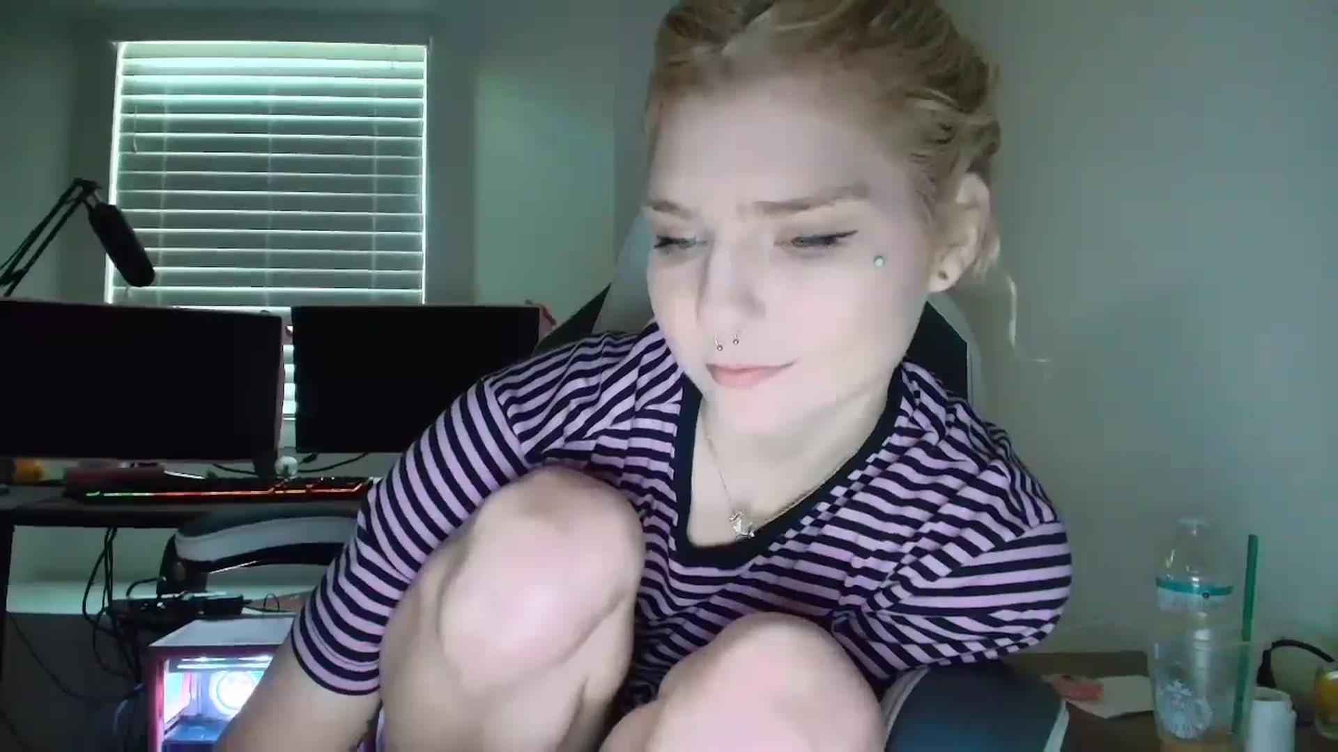 Gallery image thumbnail from DuckChan0's myfreecams stream on, 06/12/2025, 14:14 image 13 of 20