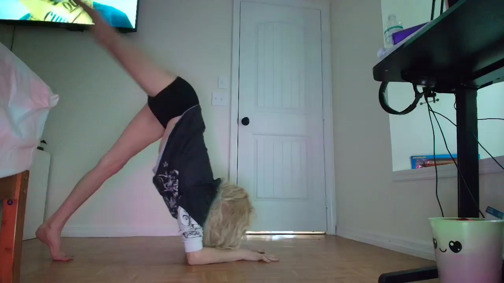 Gallery image thumbnail from DuckChan0's myfreecams stream on, 06/13/2025, 14:30 image 13 of 20