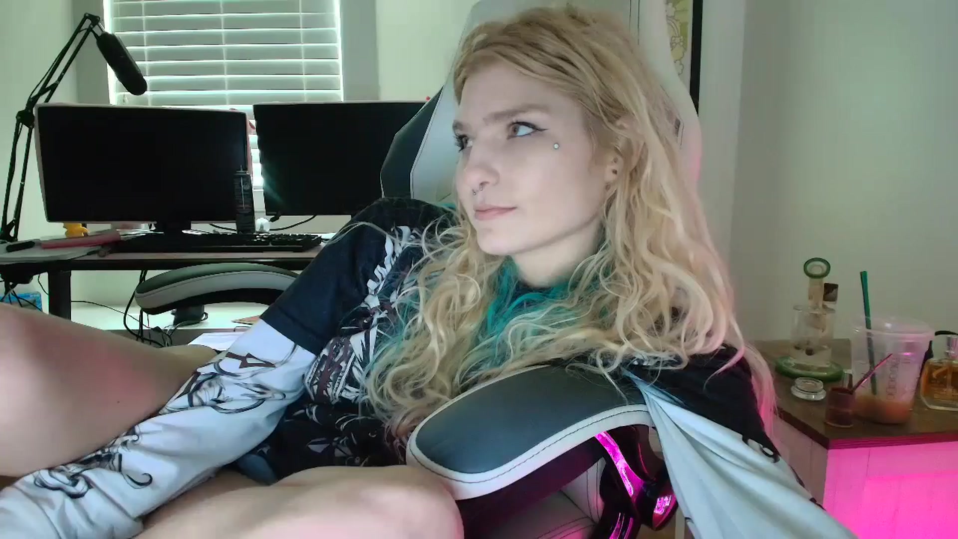 Gallery image thumbnail from DuckChan0's myfreecams stream on, 06/13/2025, 15:39 image 9 of 20