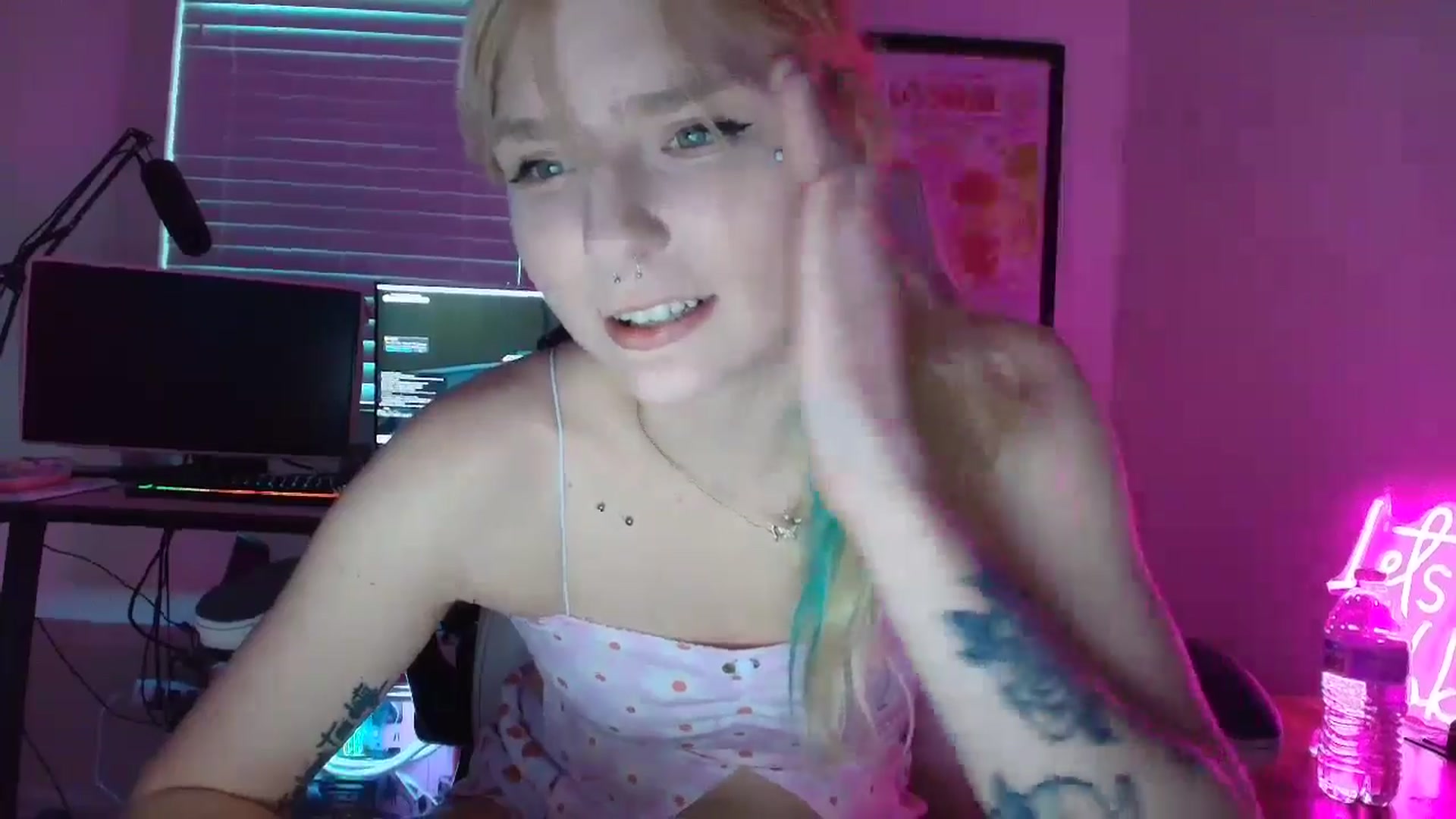 Gallery image thumbnail from DuckChan0's myfreecams stream on, 06/14/2025, 24:03 image 11 of 20
