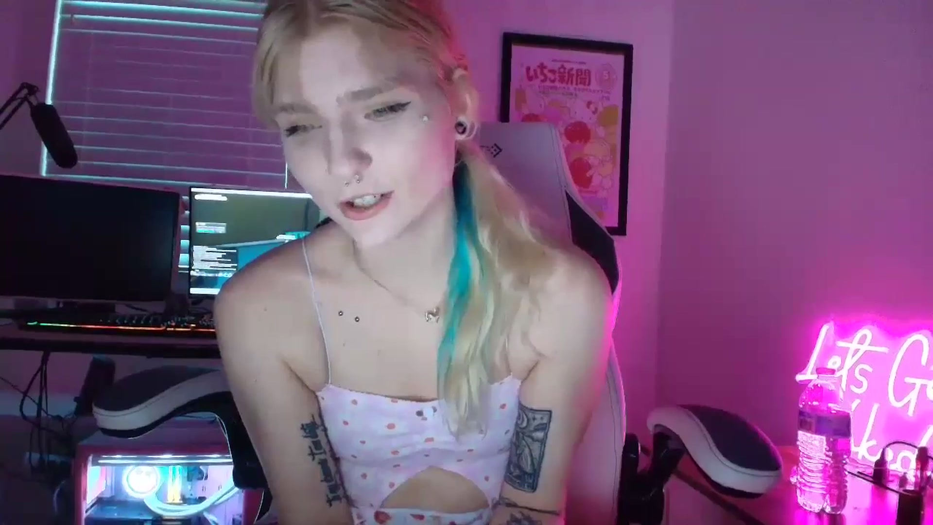 Gallery image thumbnail from DuckChan0's myfreecams stream on, 06/14/2025, 24:03 image 13 of 20