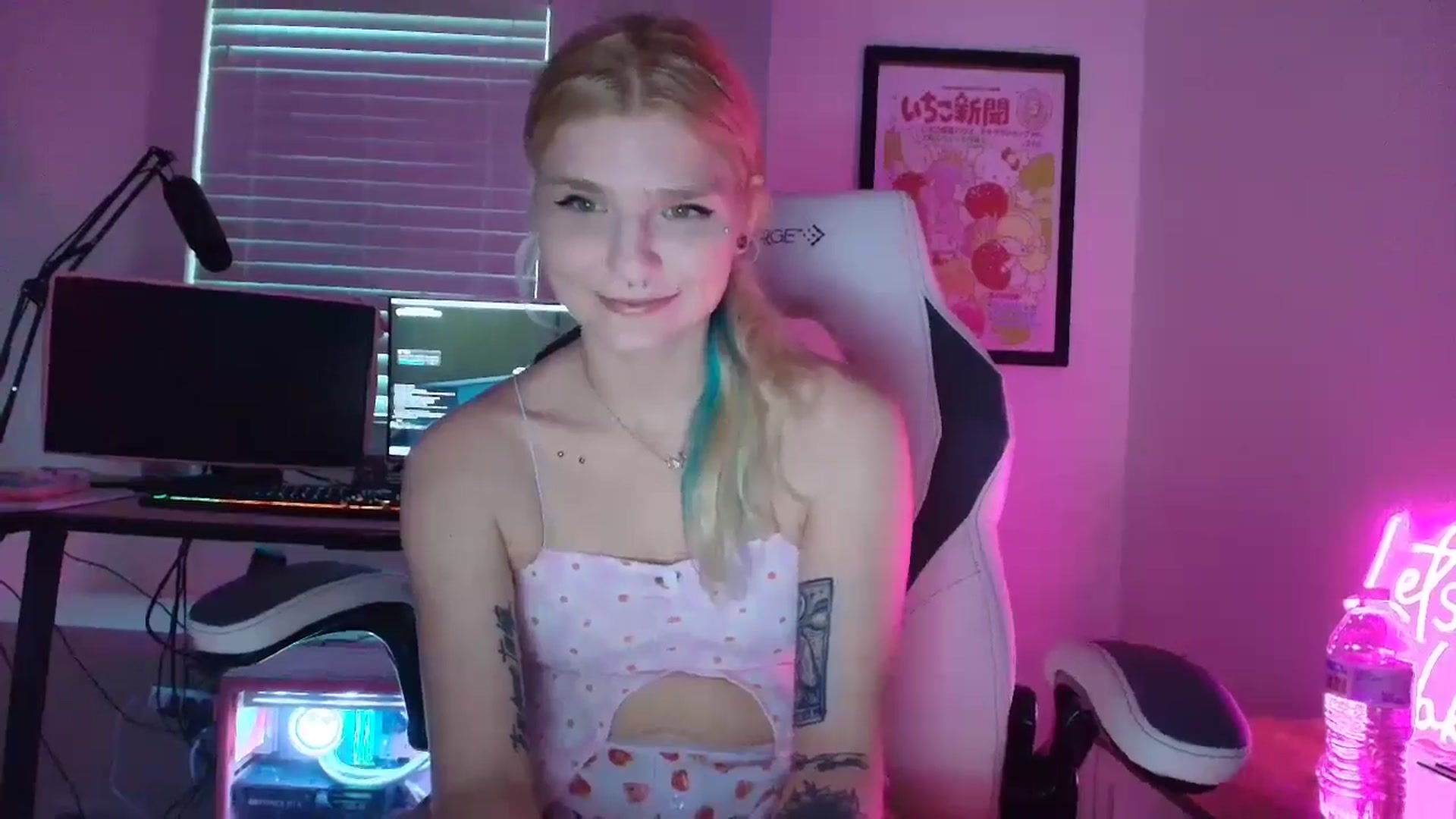 Gallery image thumbnail from DuckChan0's myfreecams stream on, 06/14/2025, 24:03 image 6 of 20
