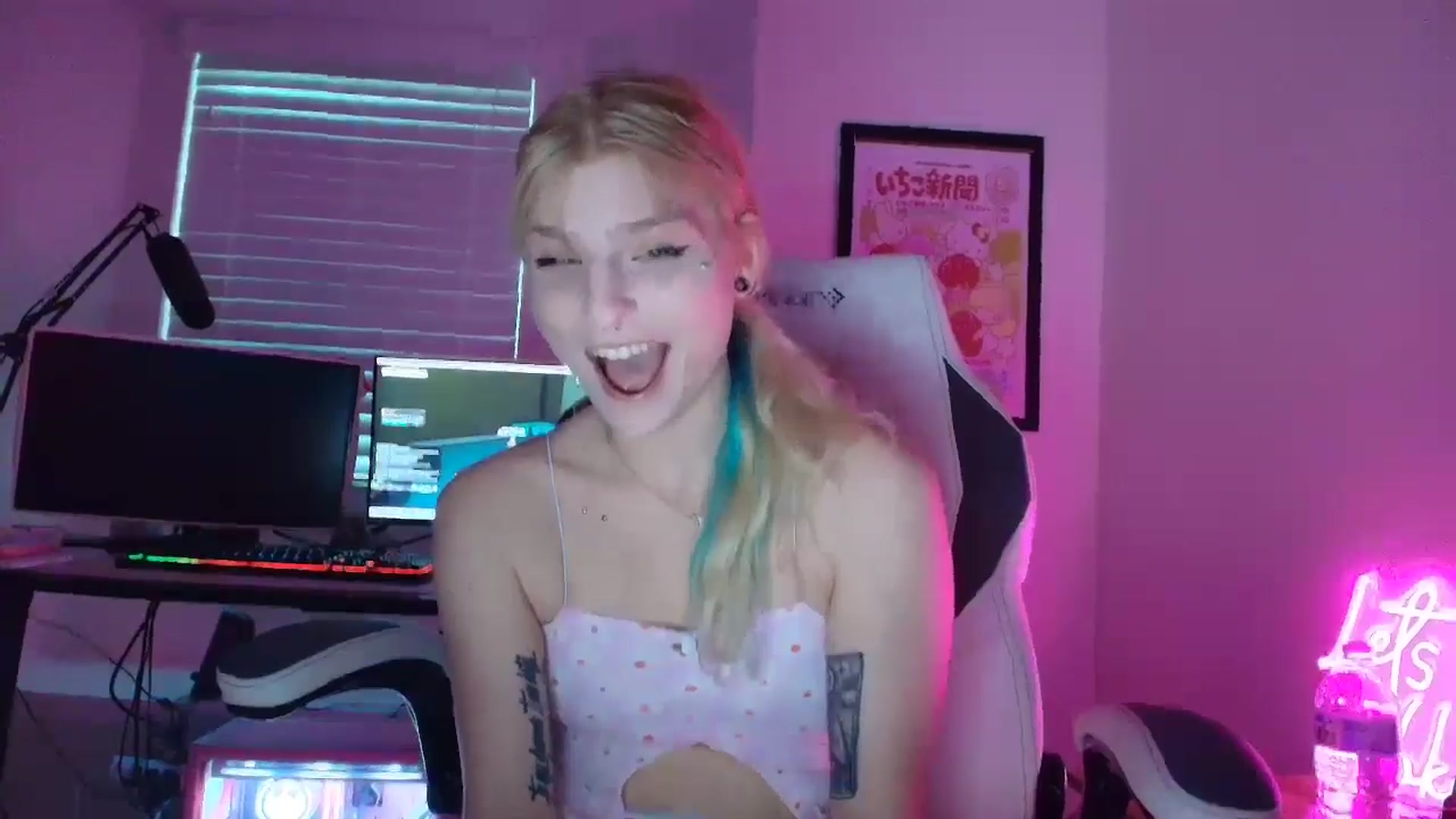 Gallery image thumbnail from DuckChan0's myfreecams stream on, 06/14/2025, 24:03 image 12 of 20