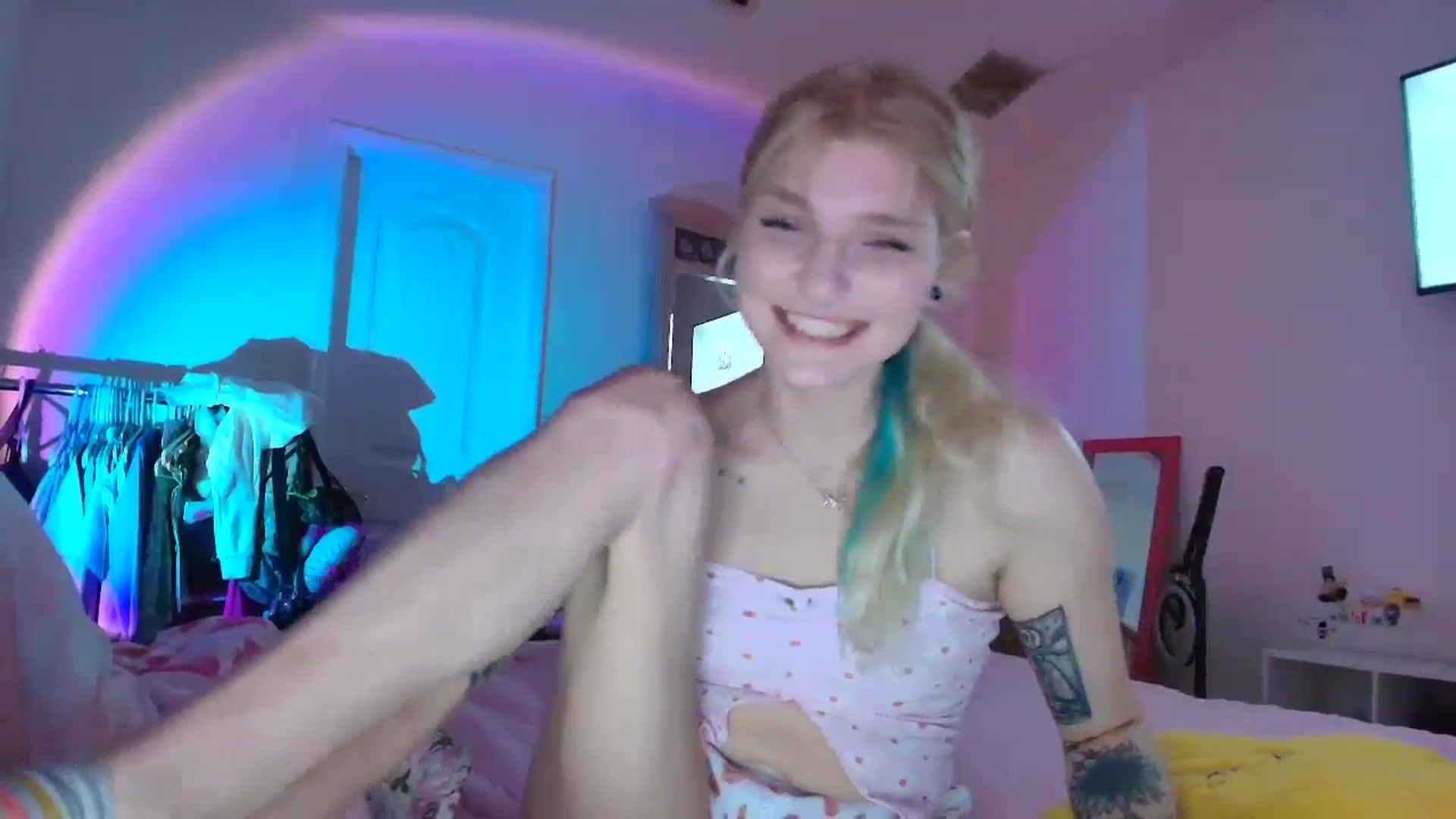 Gallery image thumbnail from DuckChan0's myfreecams stream on, 06/14/2025, 24:03 image 16 of 20