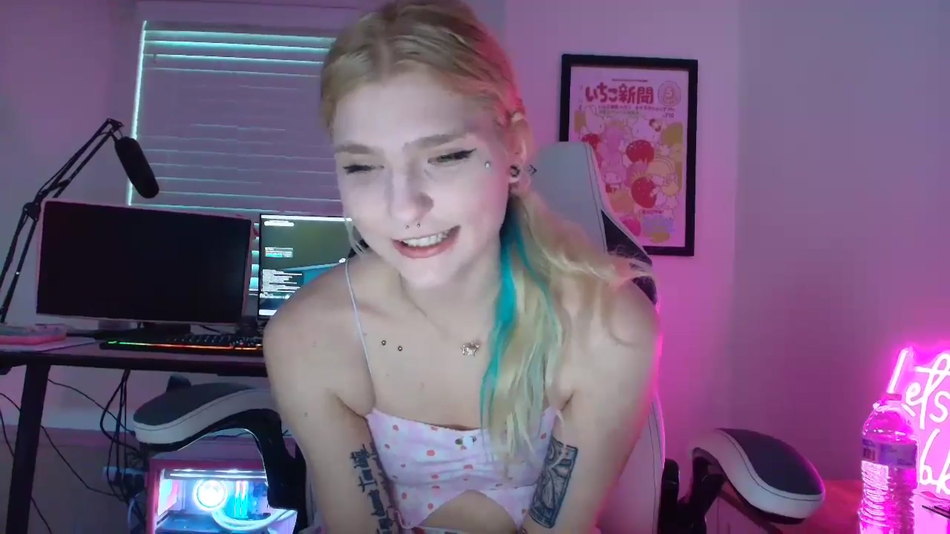 Gallery image thumbnail from DuckChan0's myfreecams stream on, 06/14/2025, 24:03 image 9 of 20