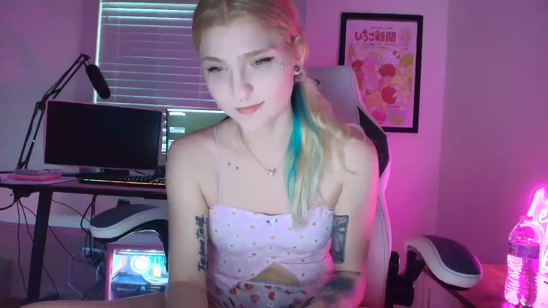 Gallery image thumbnail from DuckChan0's myfreecams stream on, 06/14/2025, 24:03 image 3 of 20