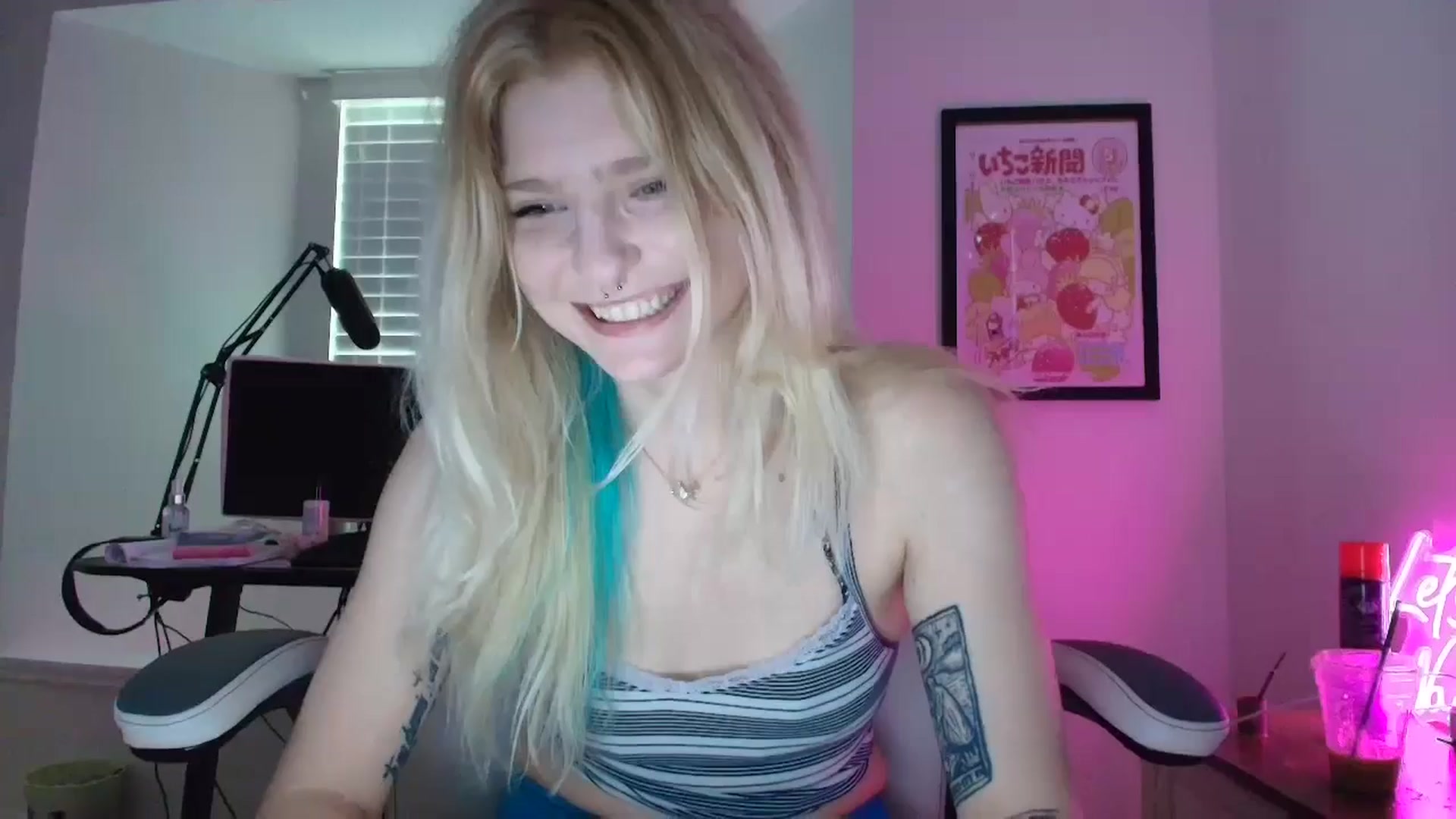 Gallery image thumbnail from DuckChan0's myfreecams stream on, 06/14/2025, 16:18 image 5 of 20