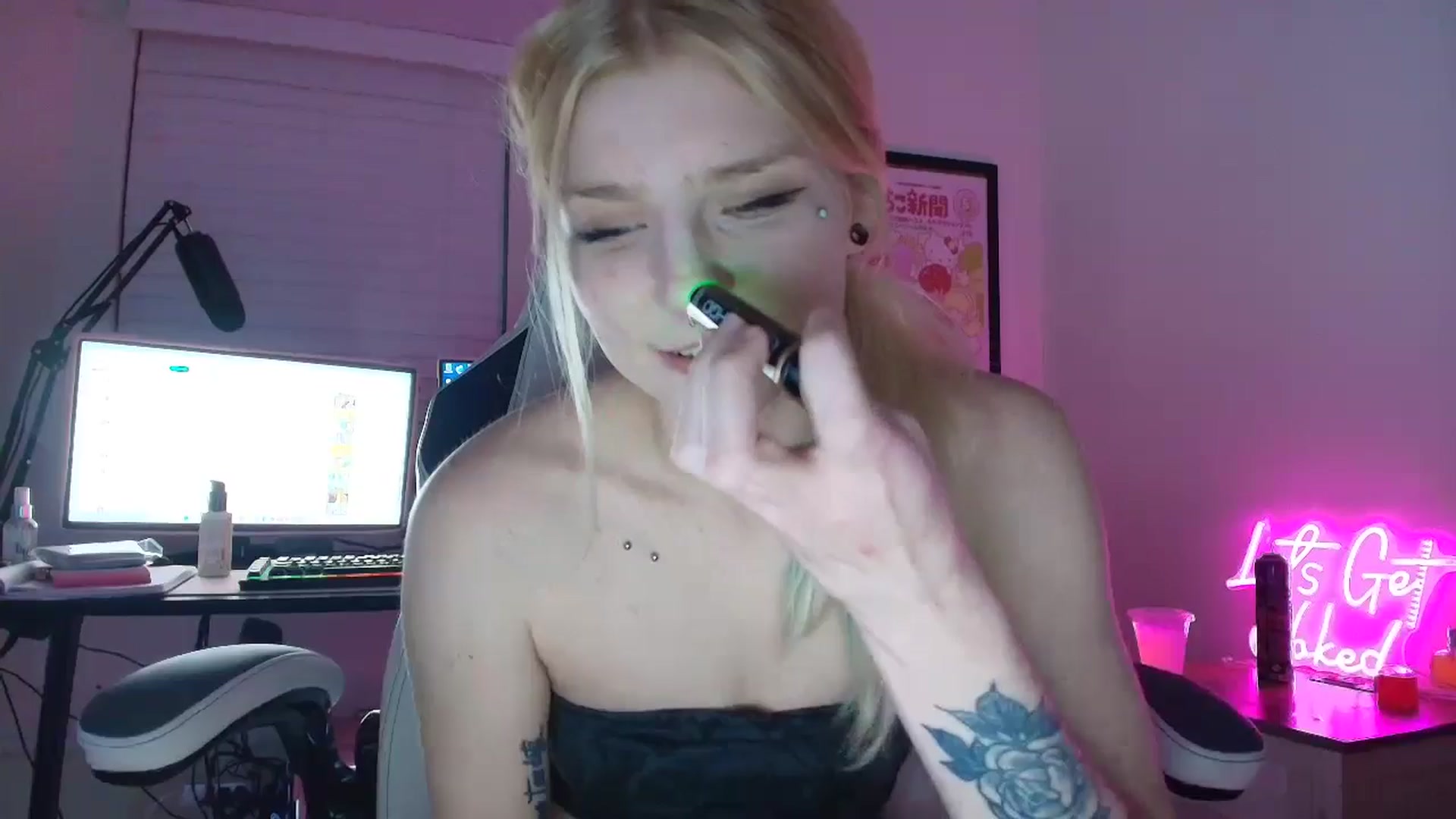 Gallery image thumbnail from DuckChan0's myfreecams stream on, 06/15/2025, 02:29 image 10 of 20