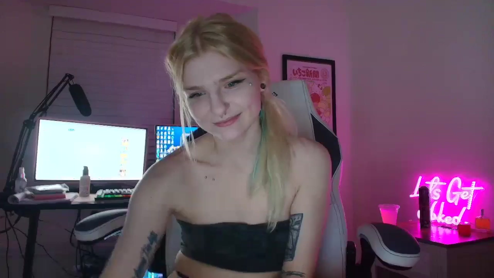 Gallery image thumbnail from DuckChan0's myfreecams stream on, 06/15/2025, 02:29 image 7 of 20