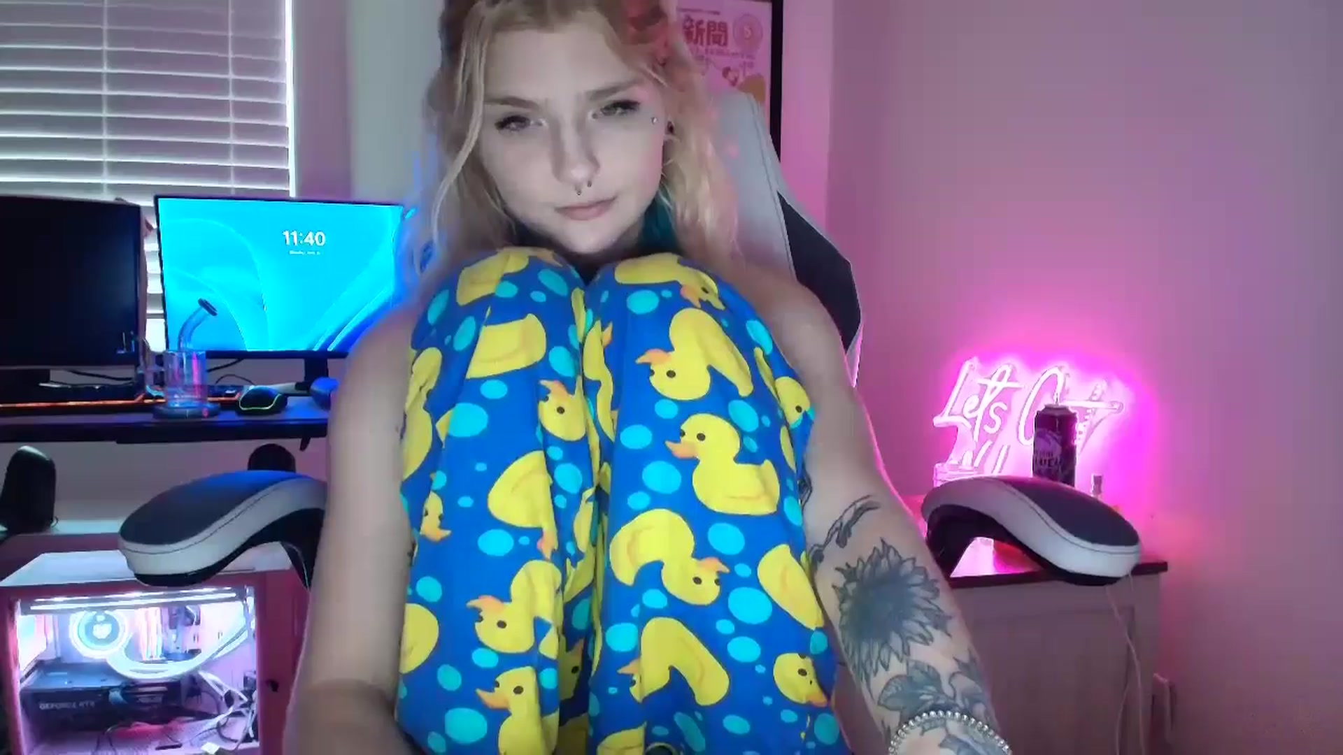 Gallery image thumbnail from DuckChan0's myfreecams stream on, 06/16/2025, 15:58 image 19 of 20