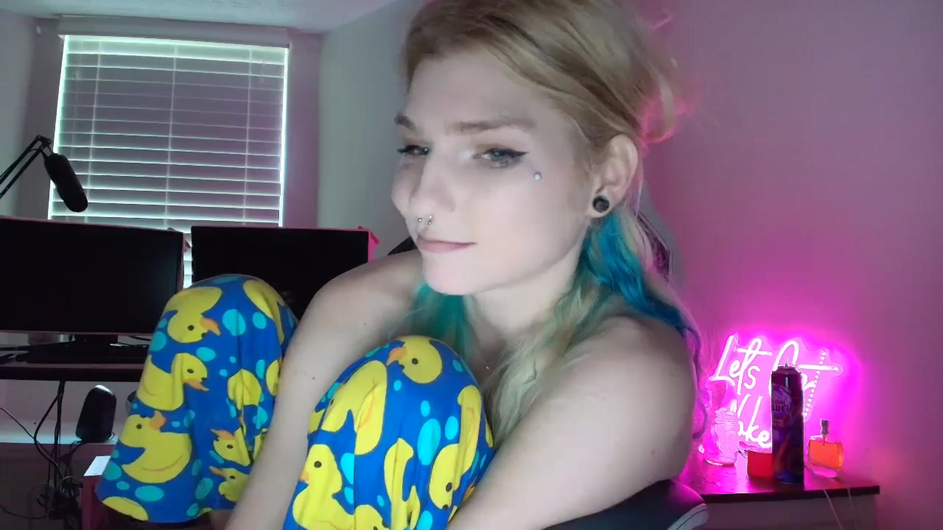 Gallery image thumbnail from DuckChan0's myfreecams stream on, 06/16/2025, 15:58 image 6 of 20